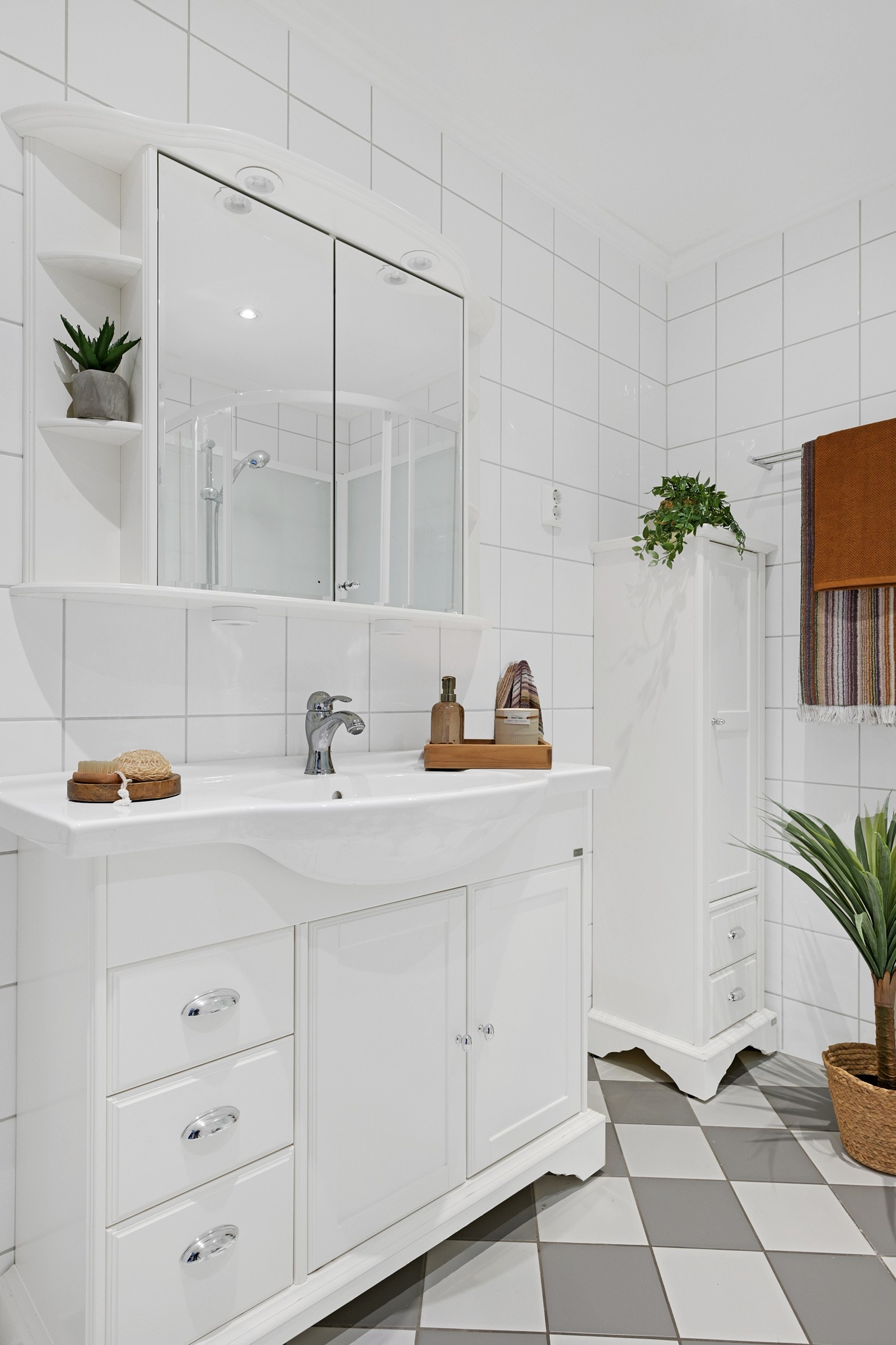 Badet er av god størrelse og plass til både vaskemaskin og tørketrommel Galleribilde