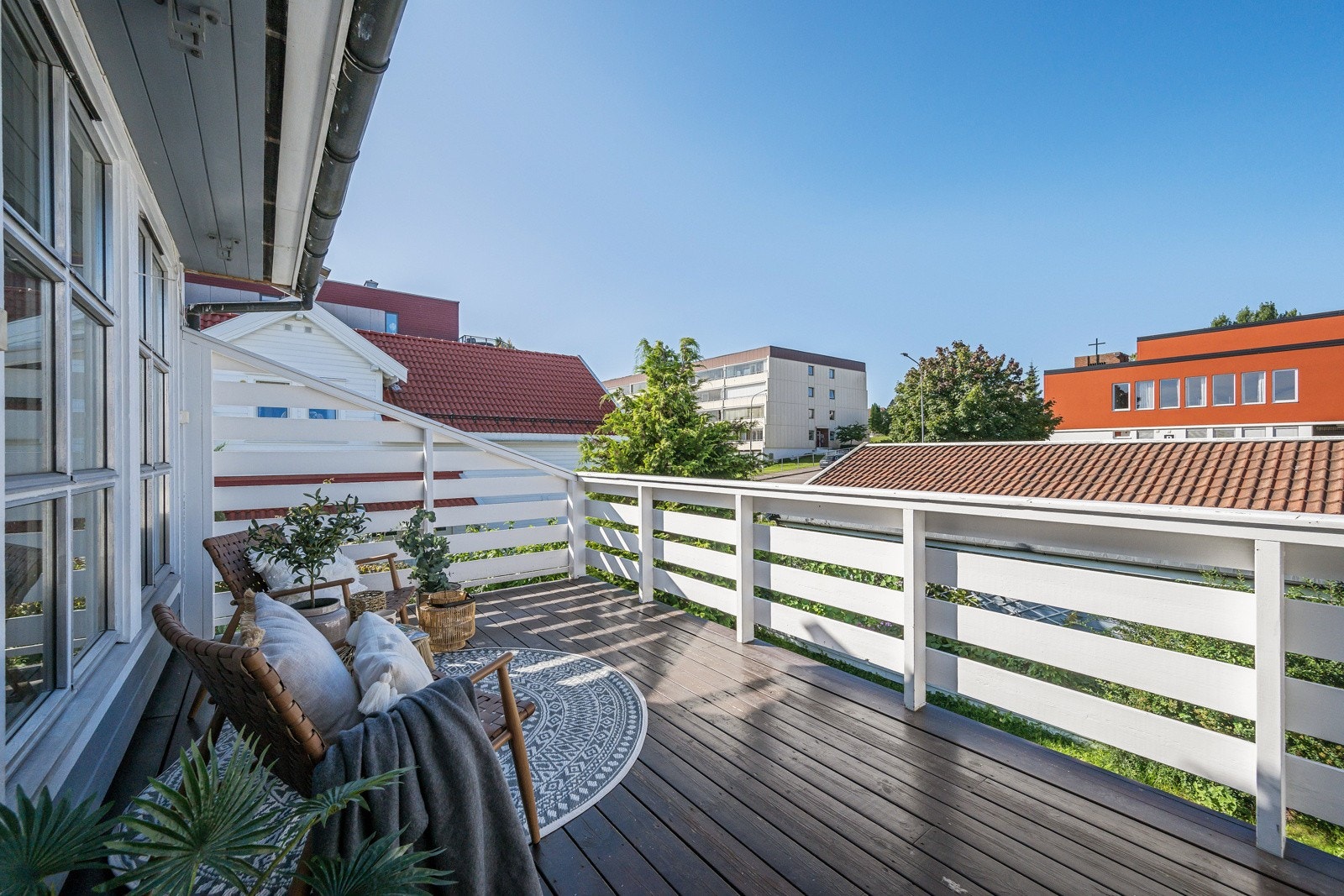 Stor terrasse på fremsiden av leiligheten med gode solforhold Galleribilde