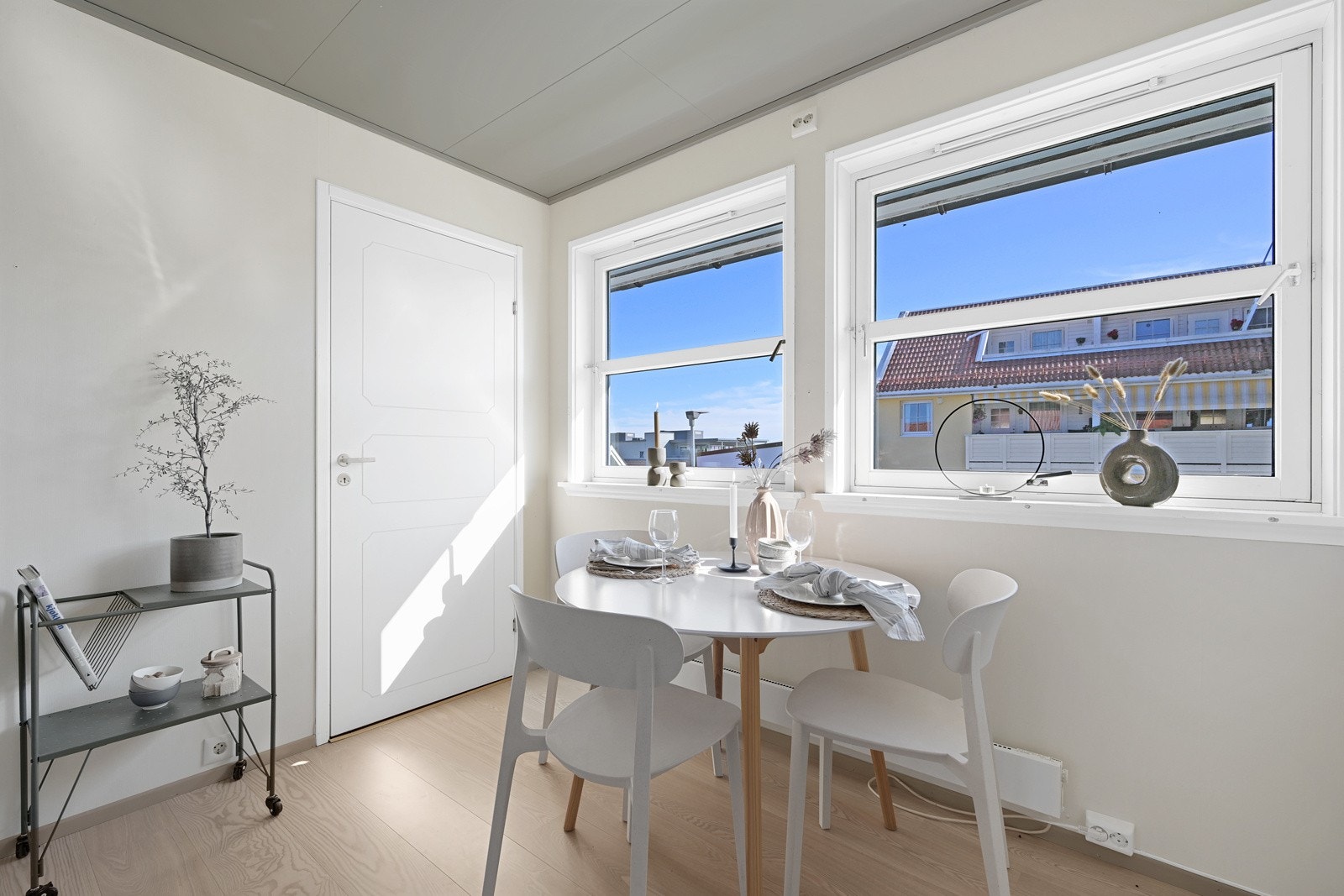 God plass til kjøkkenbord, og godt med lagringsplass i boden midt i bilde Galleribilde