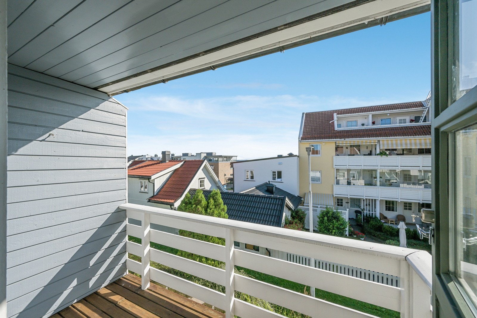 Herfra er det også utgang til balkong med morgensol Galleribilde