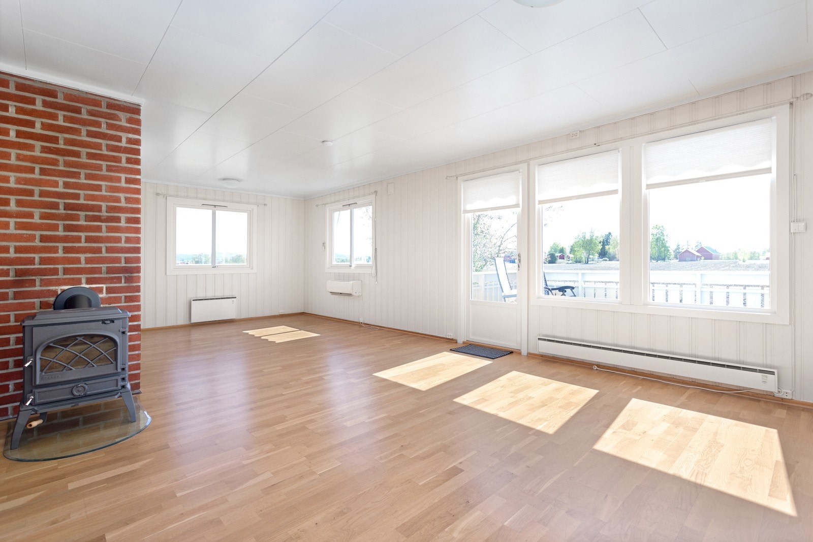 Romslig stue med peis. Galleribilde