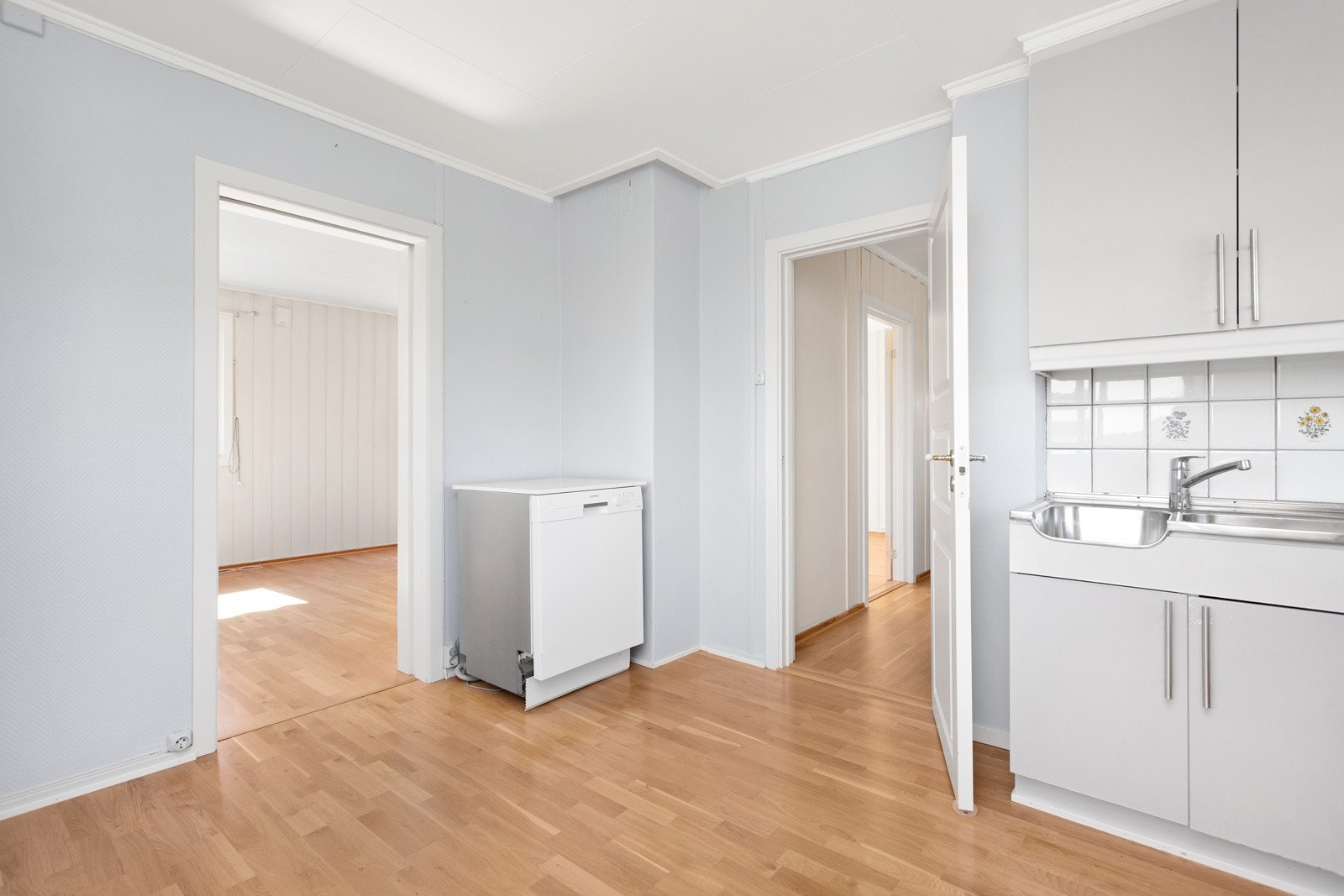 Kjøkkenet er tilrettelagt med plass for frittstående hvitevarer. Galleribilde