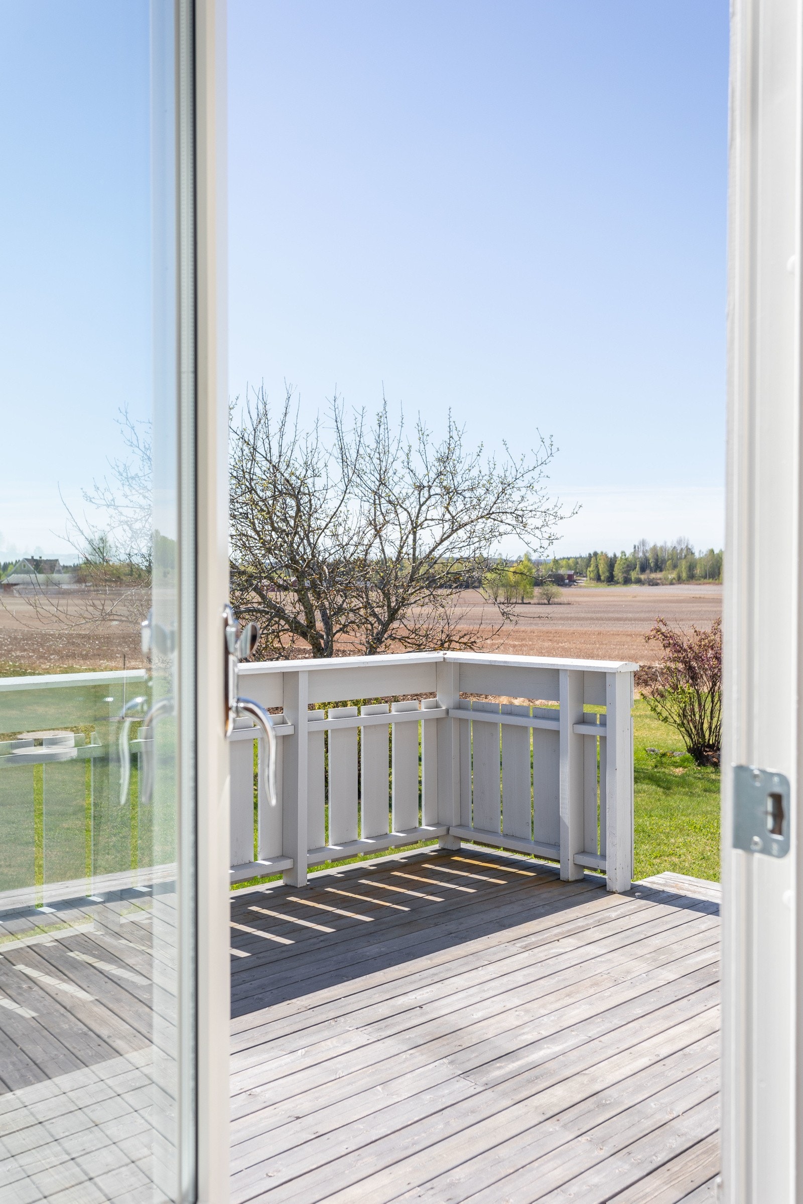 Adkomst ut til solrik terrasse fra stuen. Galleribilde