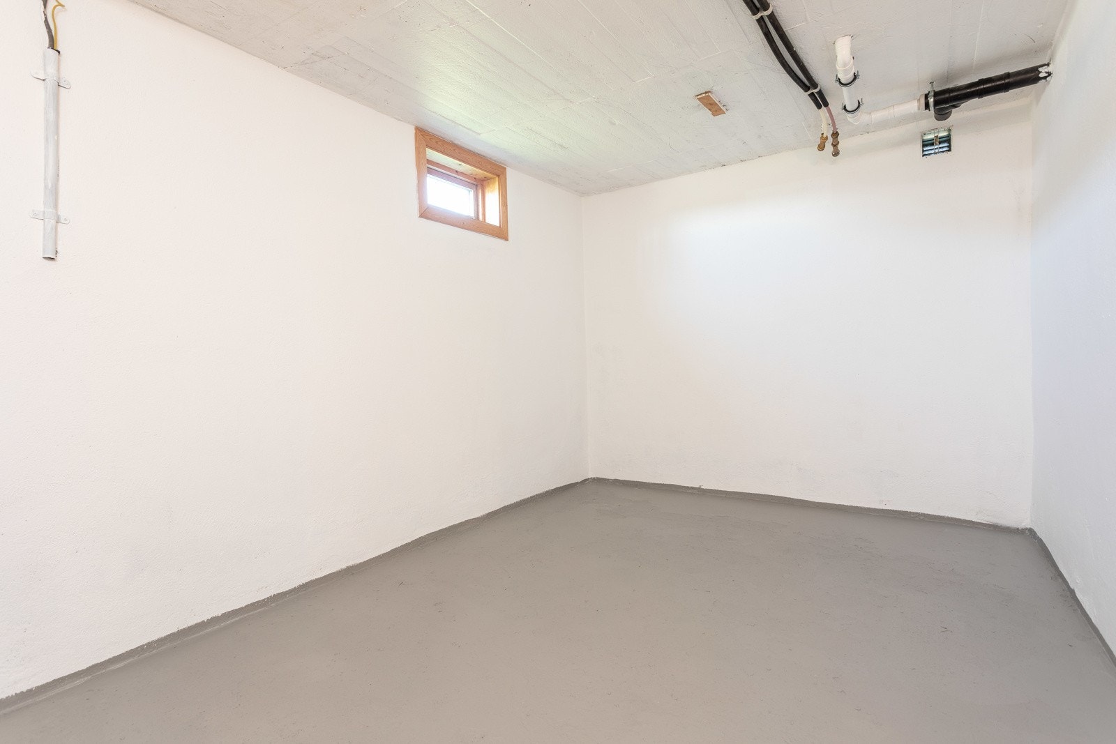 Kjelleren inneholder hele 5 boder med mye lagringsplass. Galleribilde