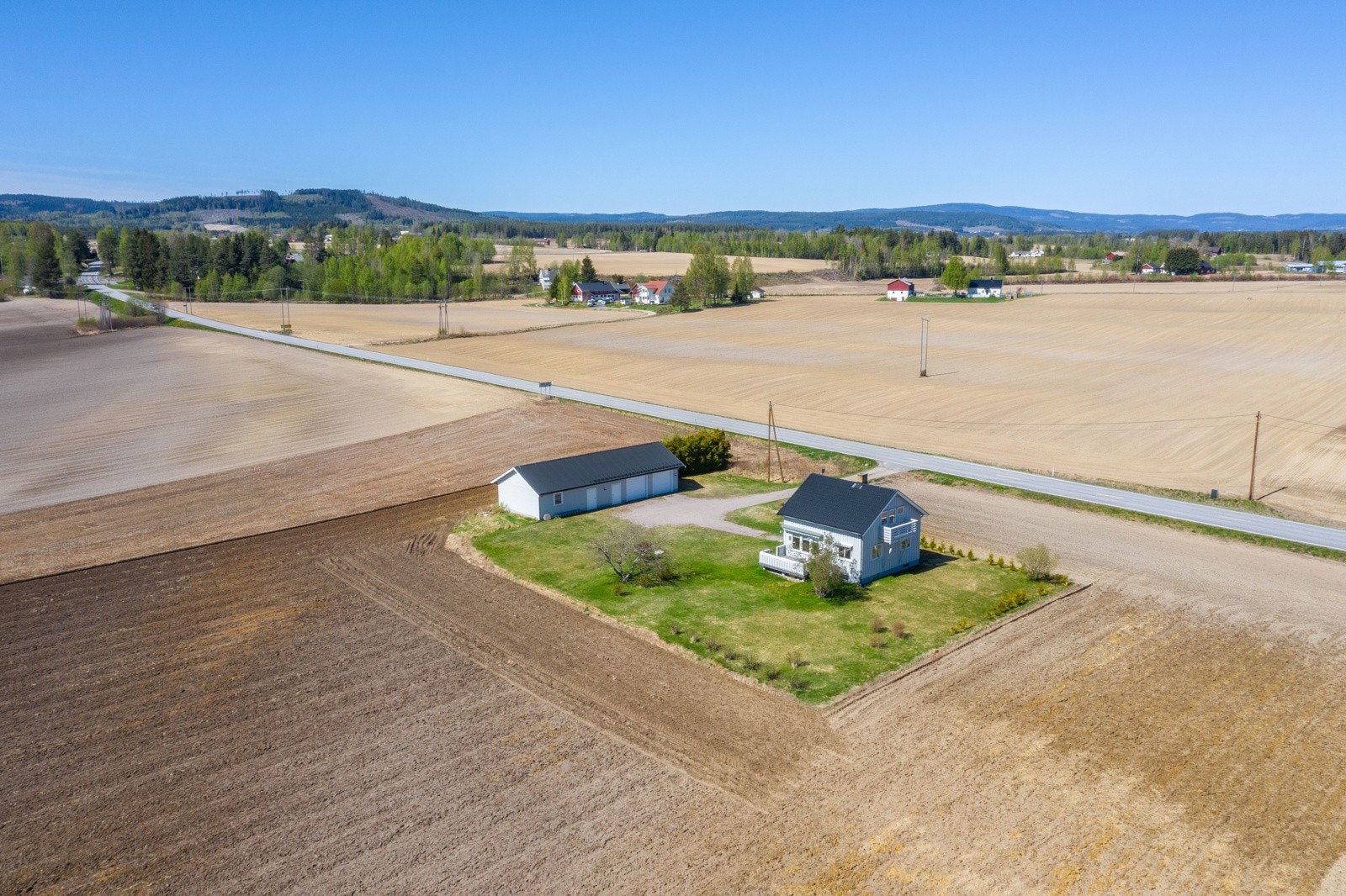 Småbruket ligger lett tilgjengelig til, med adkomst direkte fra veg. Galleribilde