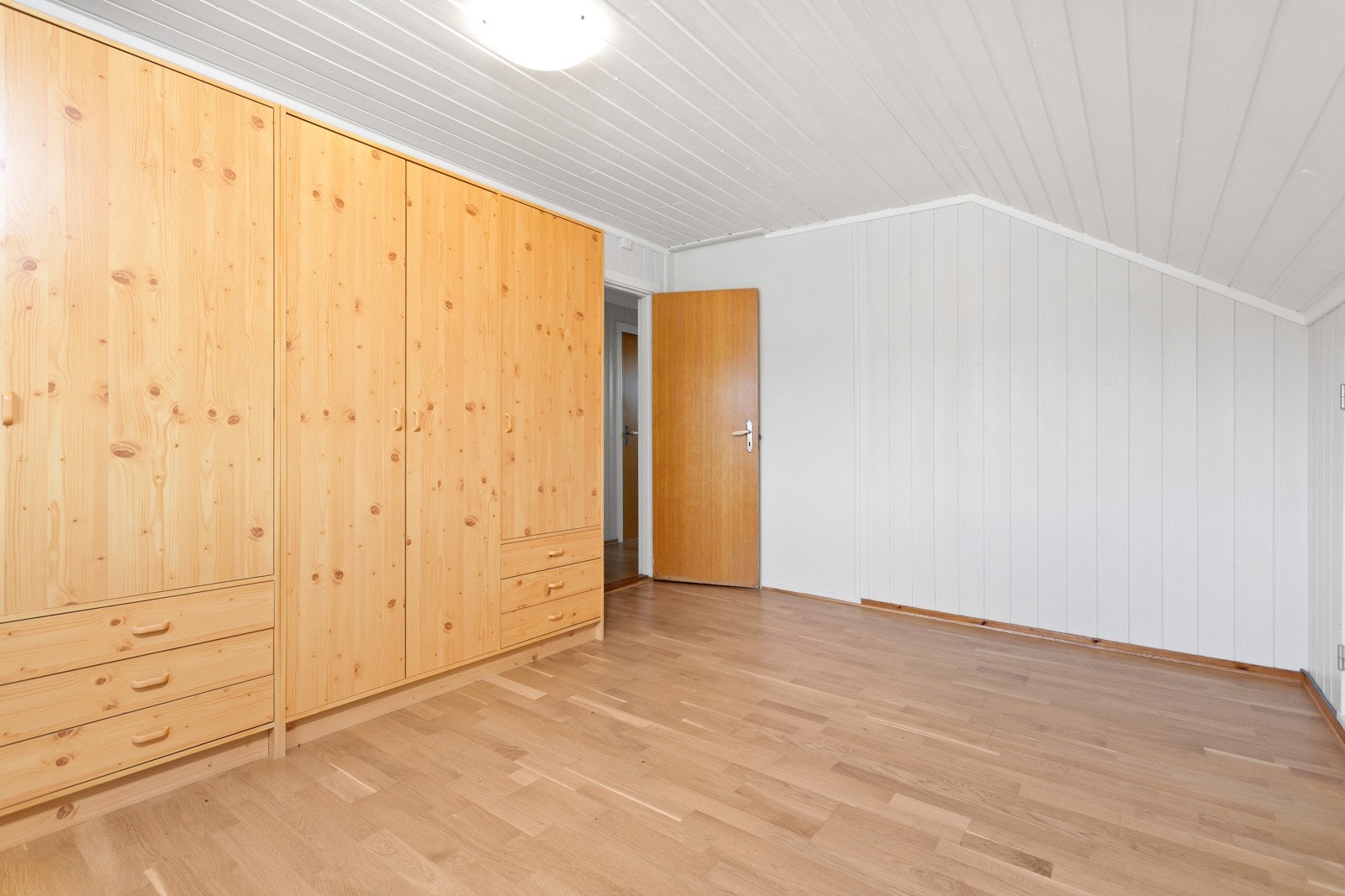 Eiendommen har til sammen 4 soverom, her fra 1.etasje. Galleribilde