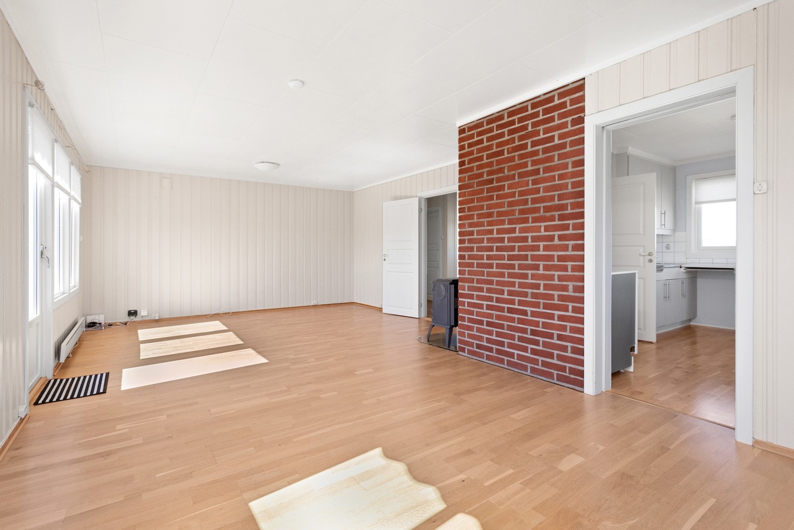 Stuen har delvis åpen løsning inn til kjøkkenet. Galleribilde