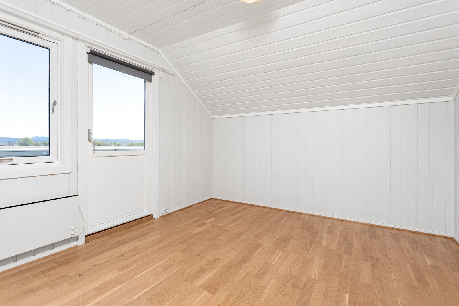 Det er 3 soverom i 2.etasje, to av dem med integrerte garderobeskap. Galleribilde