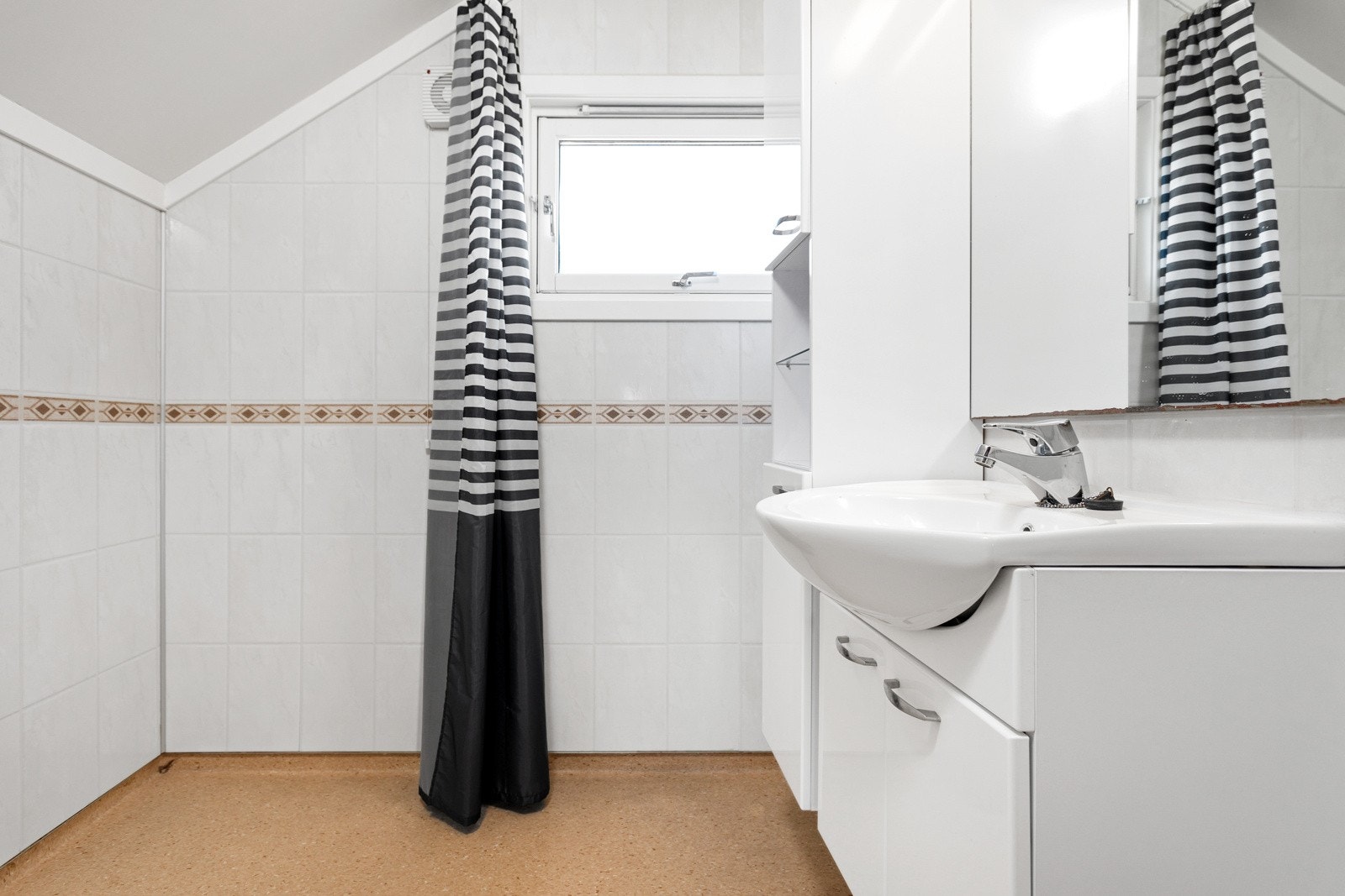 Bad i 2.etasje fra 2011 med elektrisk gulvvarme. Galleribilde