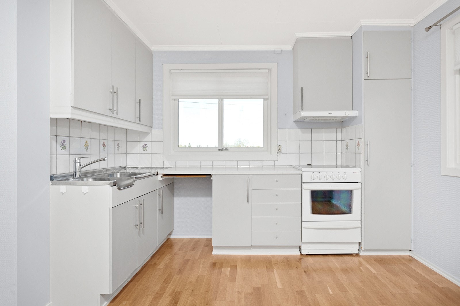 Kjøkkeninnredning med malte fronter. Opplegg for oppvaskmaskin. Galleribilde