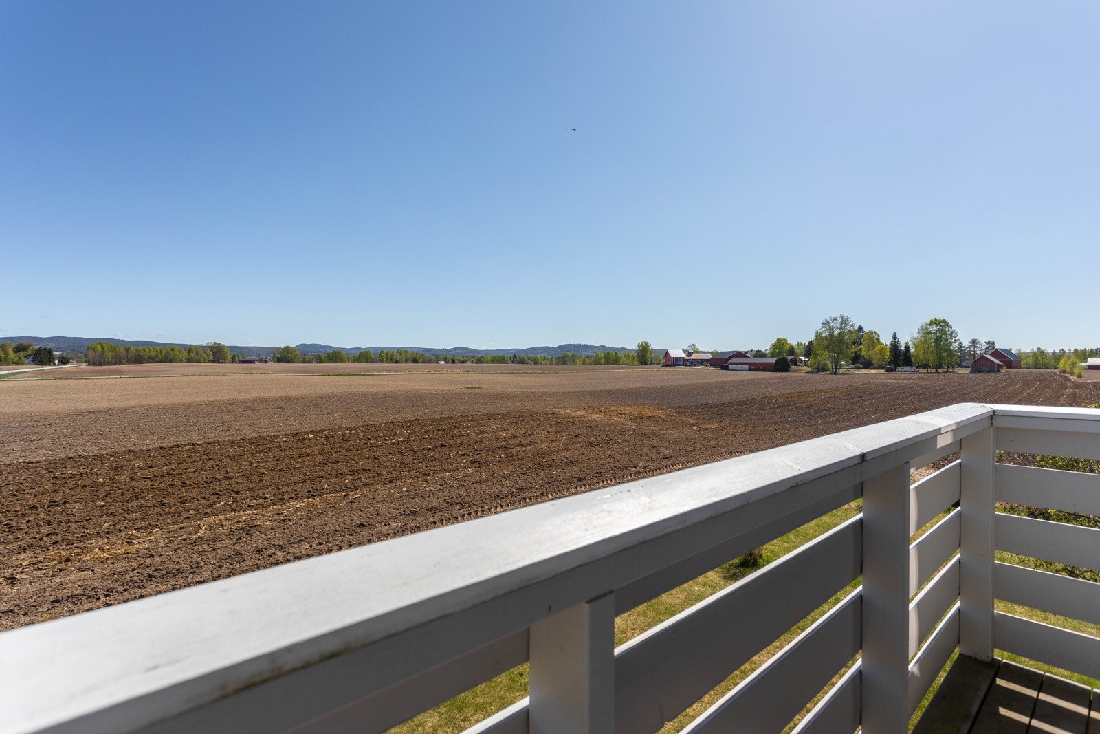 Fin utsikt mot store jordområder. Galleribilde