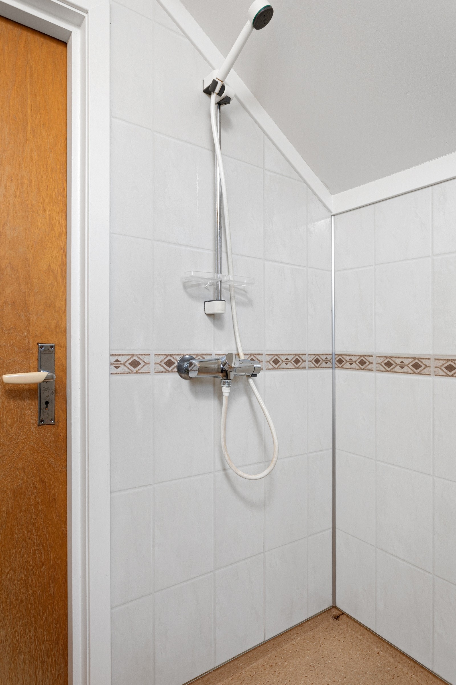 Badet i 2.etasje er innredet med servant på innredning og dusj med forheng. Galleribilde