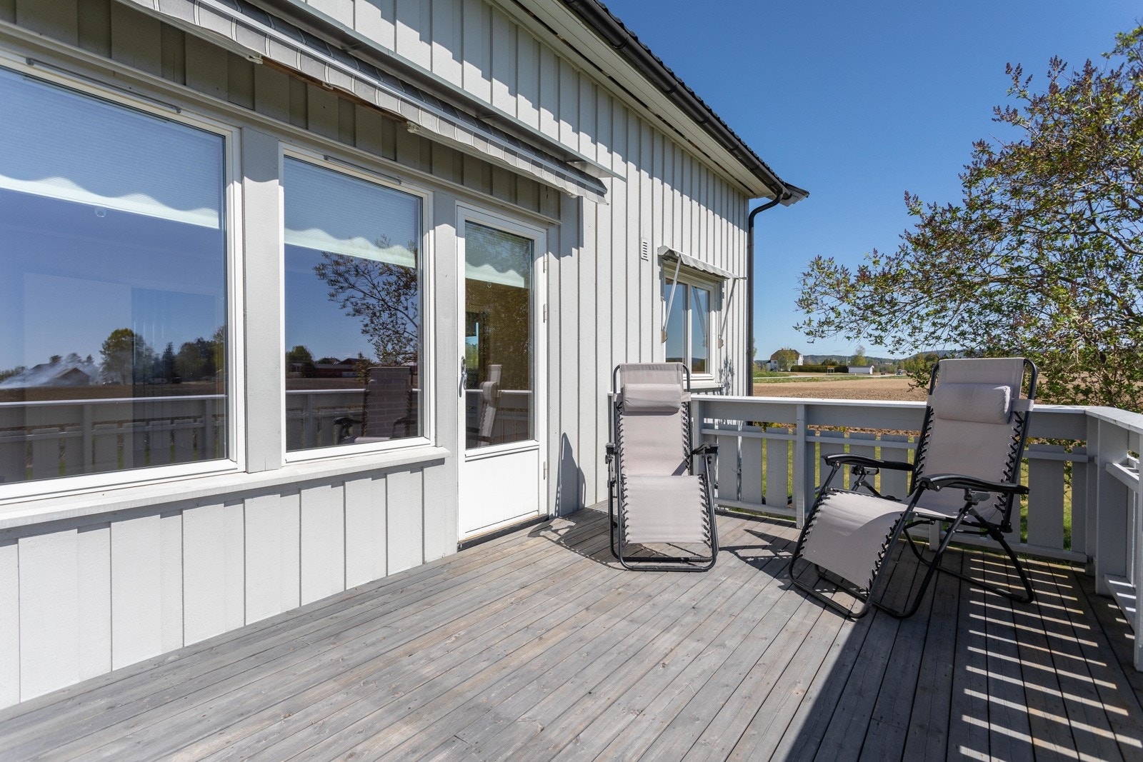 Åpen og solrik terrasse fra 2014 i 1.etasje. Galleribilde