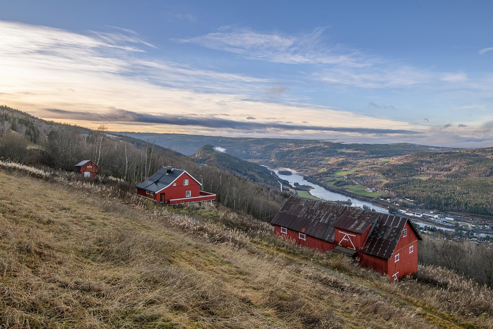 Eiendommen ligger fint til med fantastisk utsikt over Gudbrandsdalen! Galleribilde