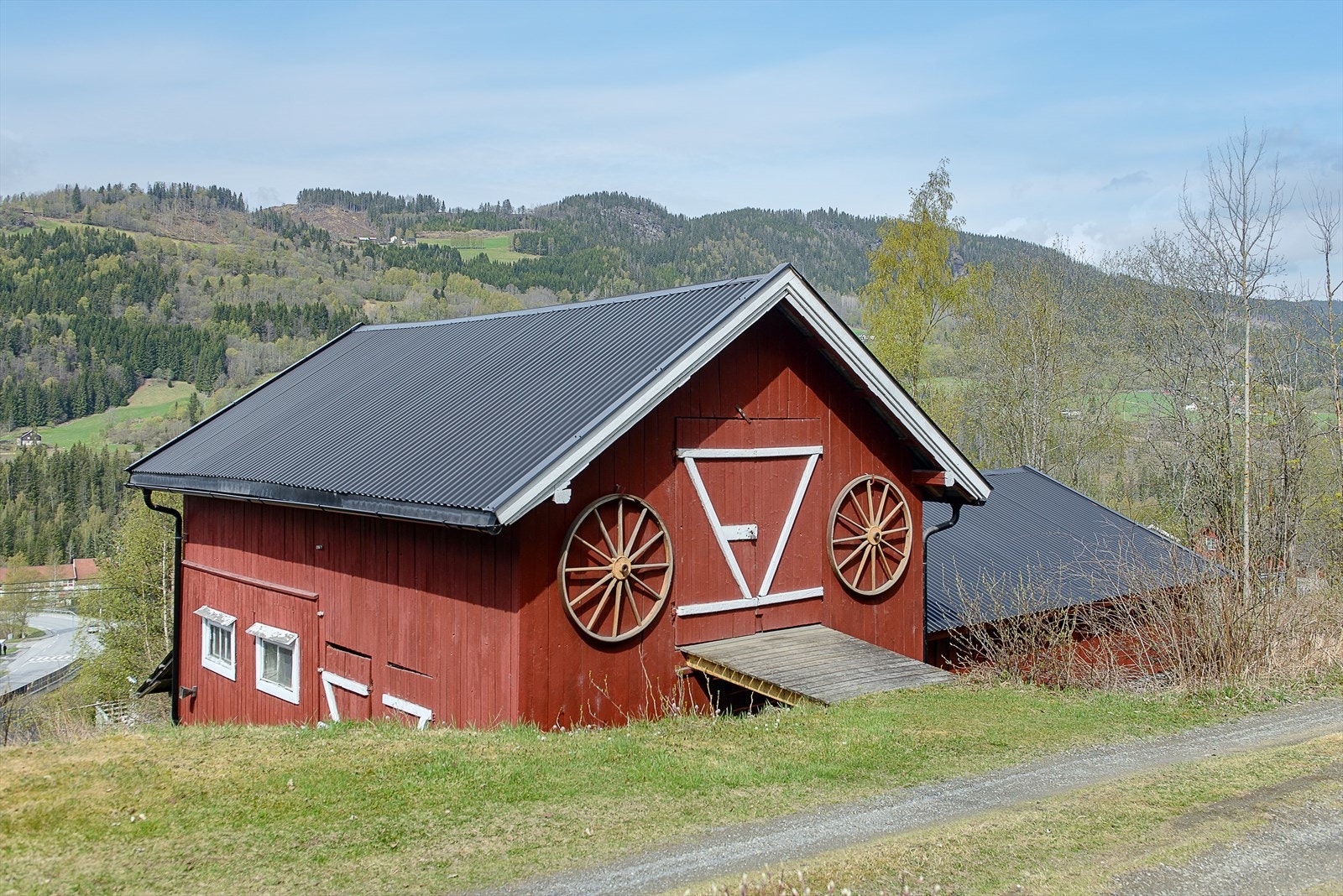 Låve med tilhørende verksted. Galleribilde