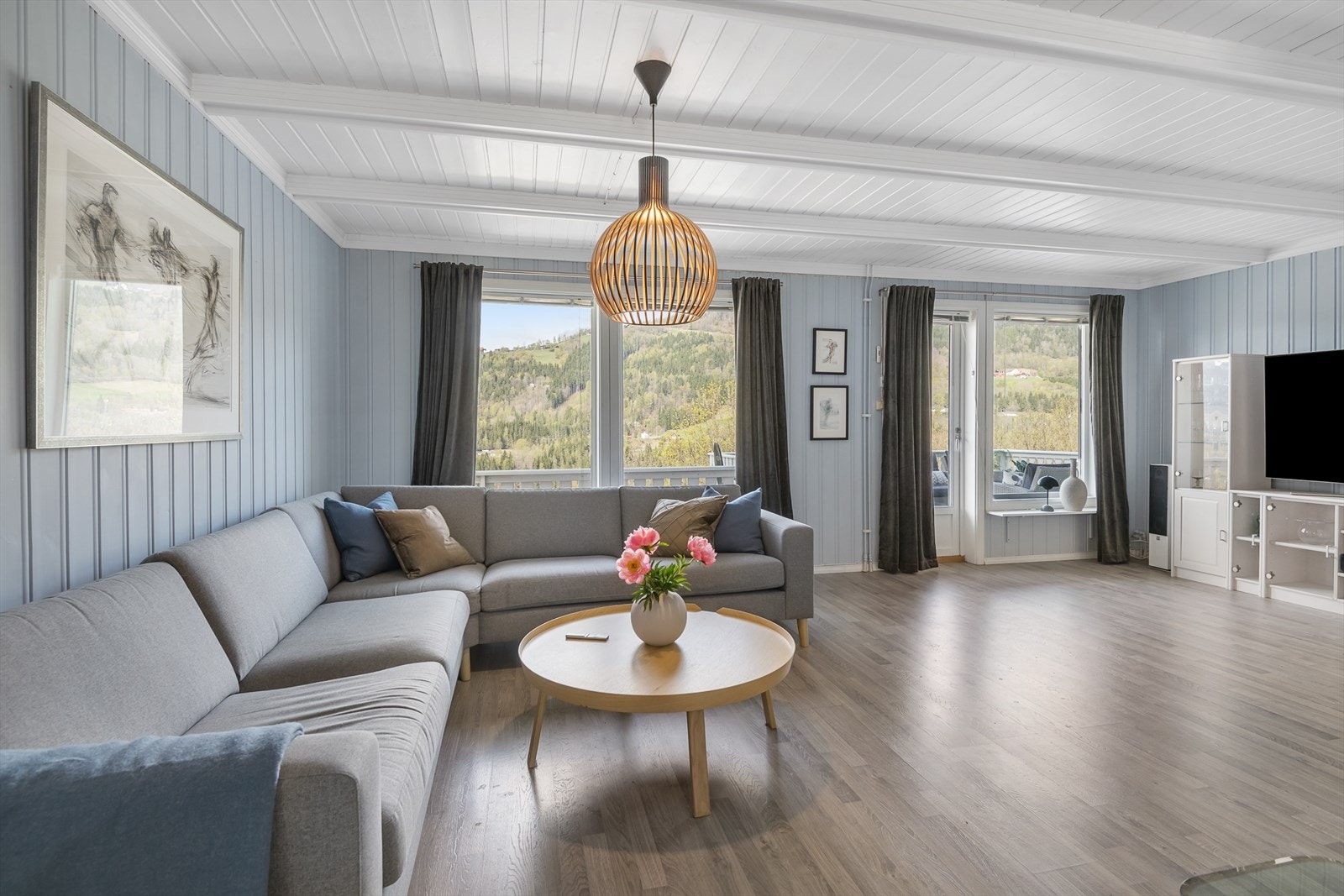Stuen er av meget god størrelse og har rom for flere møbelgrupper og soner. Galleribilde