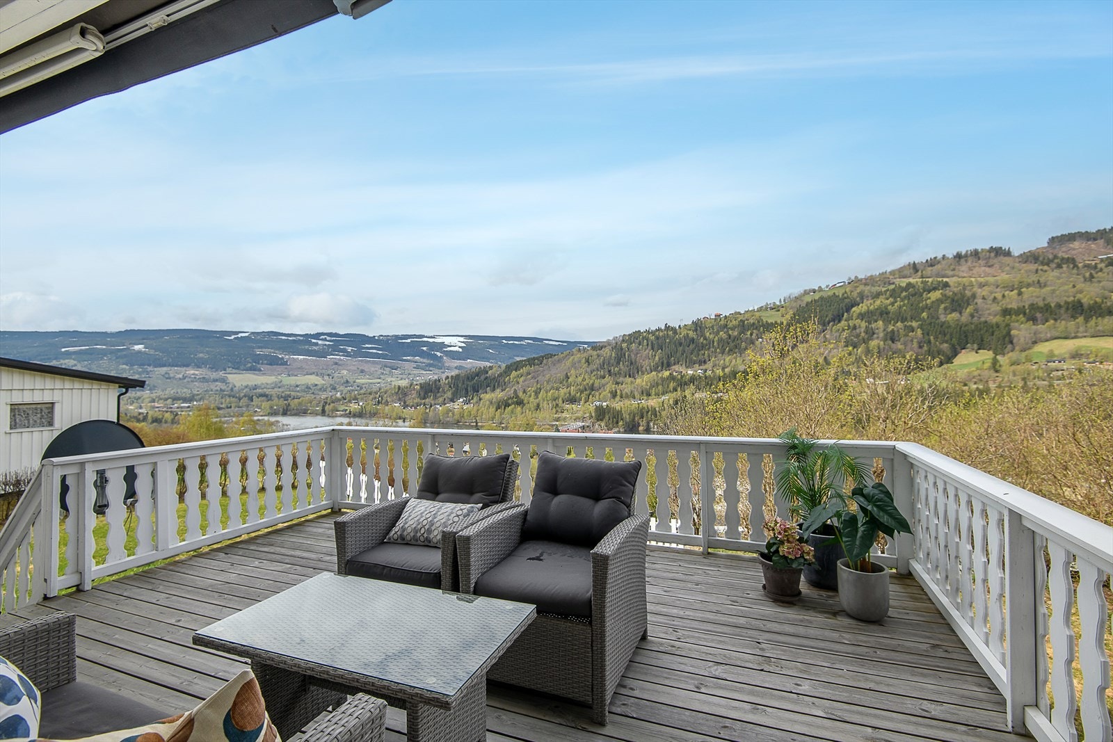 Nydelig utsikt og meget gode solforhold på den romslige terrassen. Galleribilde
