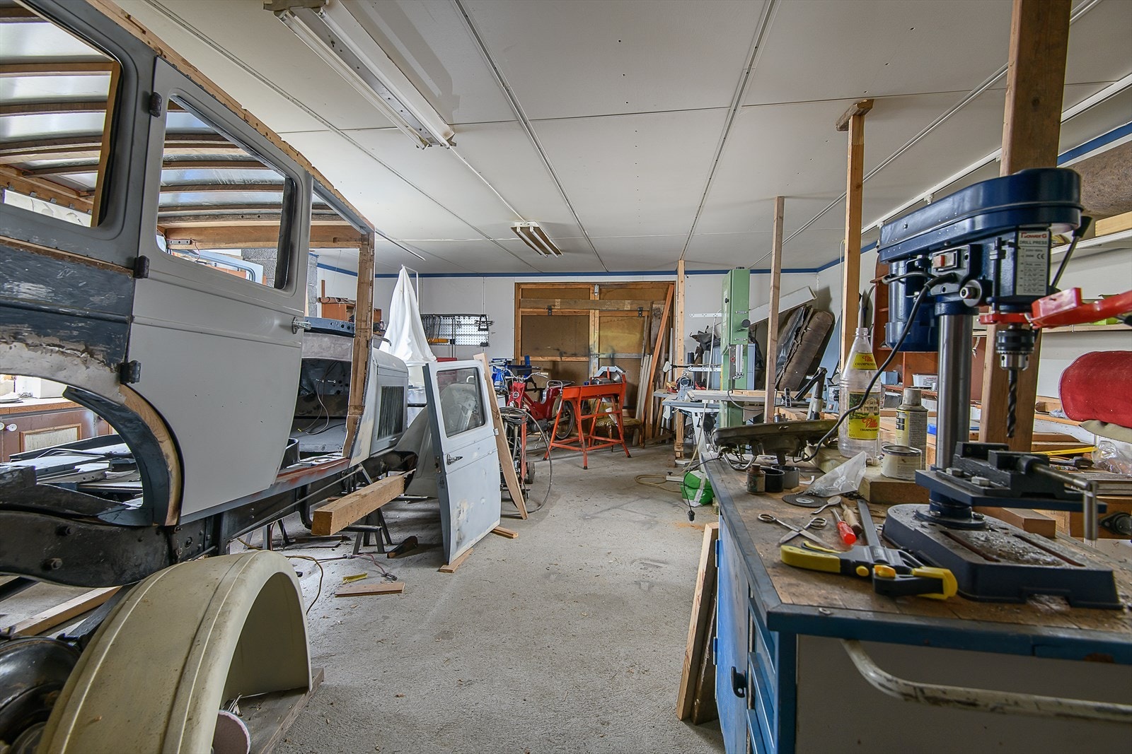 Stort verksted i forbindelse med låven. Tilkomst til verkstedet er via innvendig trapp eller direkte fra eiendommen via port mot nord. Galleribilde