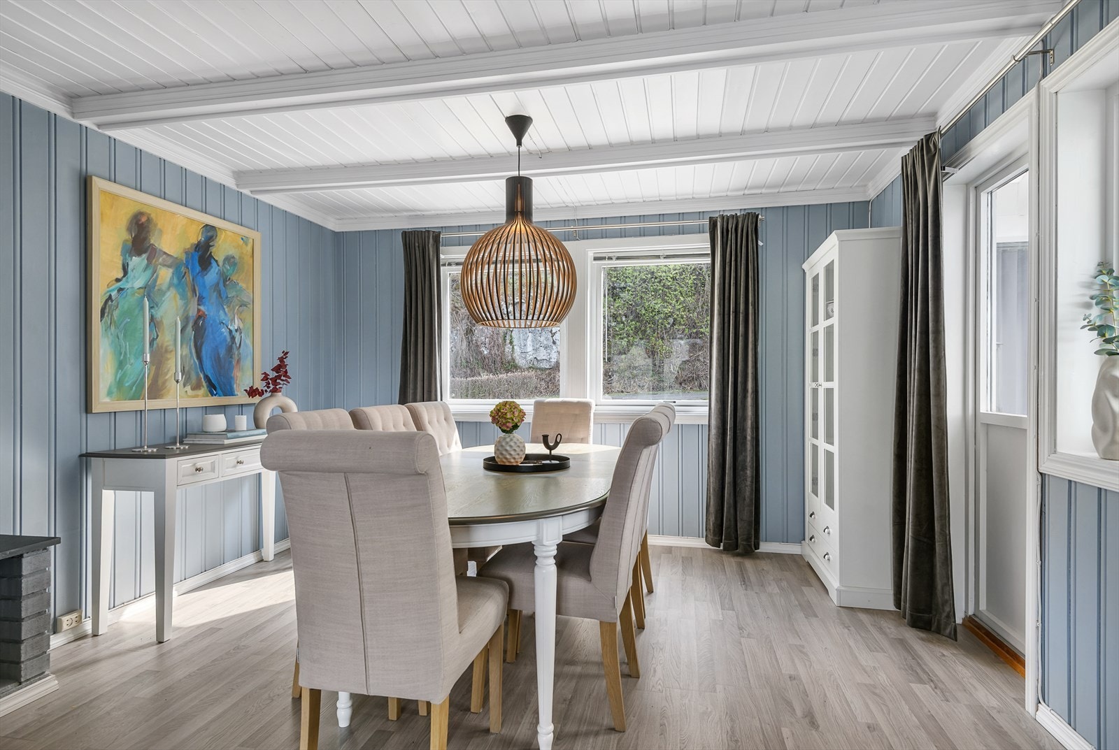 God plass til stort spisemøblement hvor man kan samle familie og gode venner rundt bordet. Galleribilde