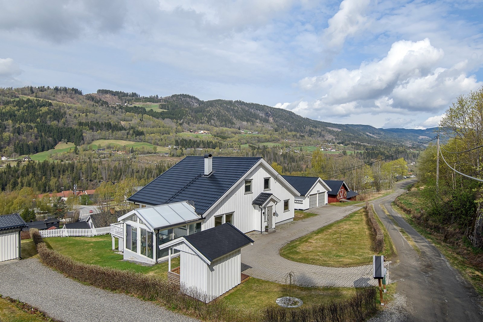 Velkommen til Gudbrandsdalsvegen 513! En flott eiendom med velholdte bygninger og stor tomt. Galleribilde