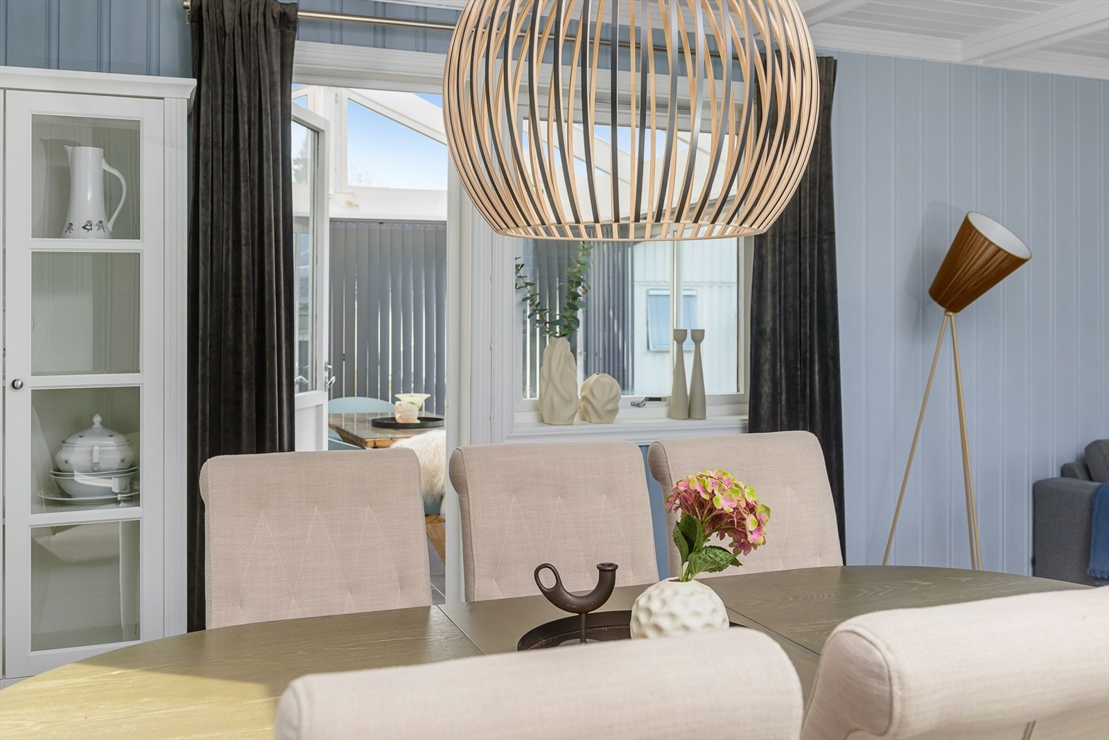 Det er utgang til vinterhagen fra spisestuen. Galleribilde