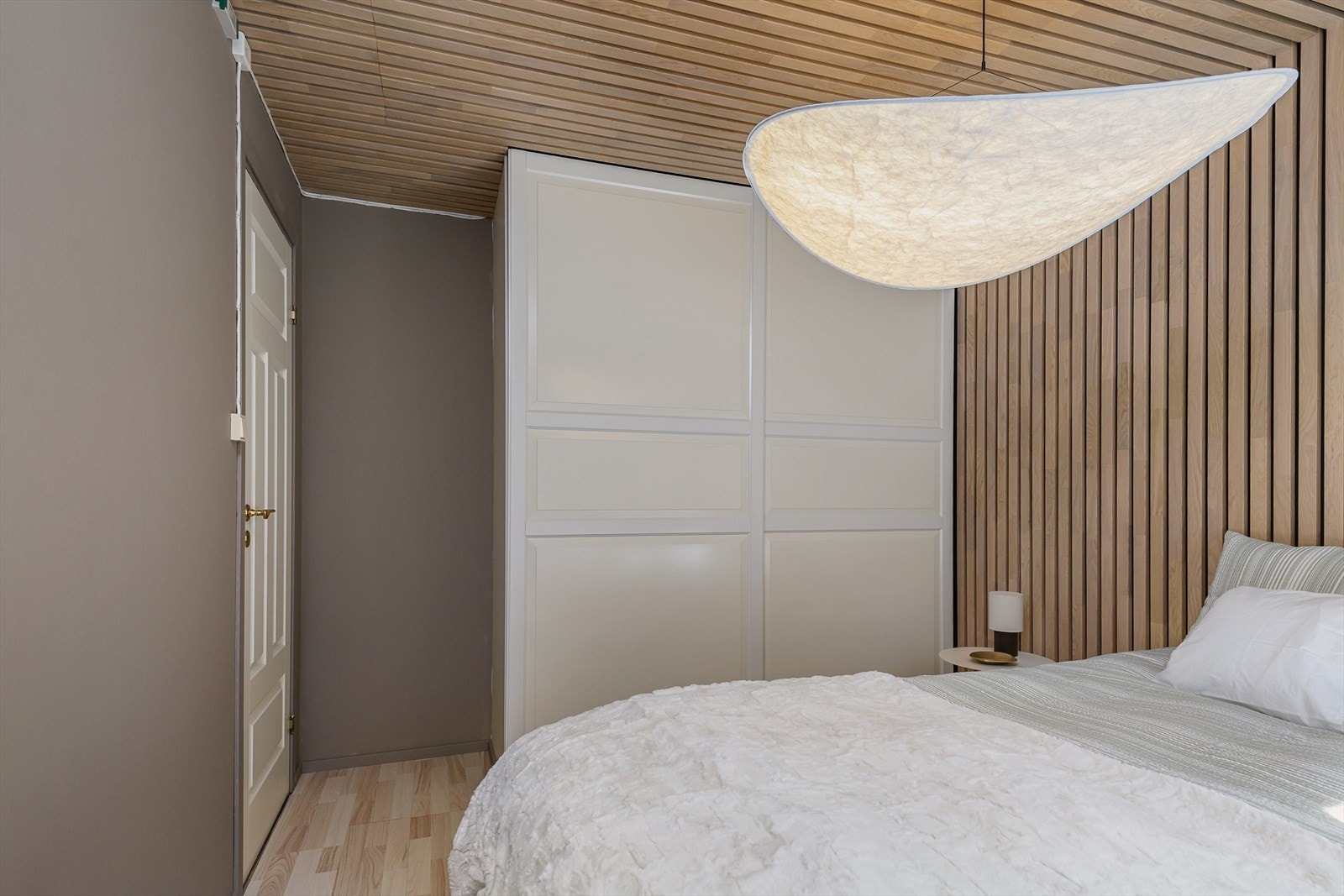 Soverommet er innredet med skyvedørsgarderobe med hyller og heng. Galleribilde