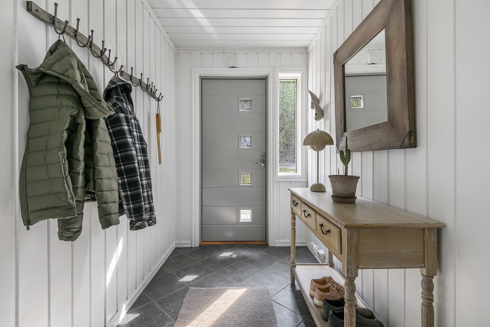 Velkommen inn! Entre med flislagt gulv og varme. Galleribilde