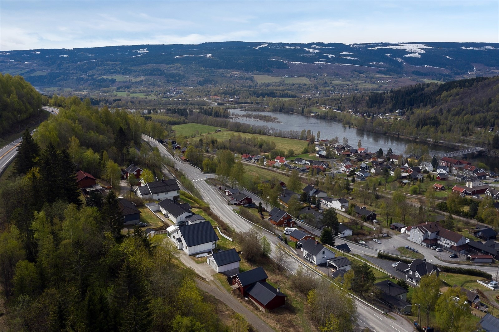 Eiendommen har en solrik beliggenhet med flott utsikt over Fåberg og lågen. Galleribilde
