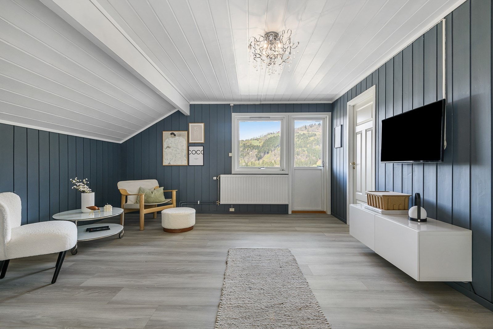 Stor og meget fin loftstue med utgang til vestvendt balkong. Galleribilde
