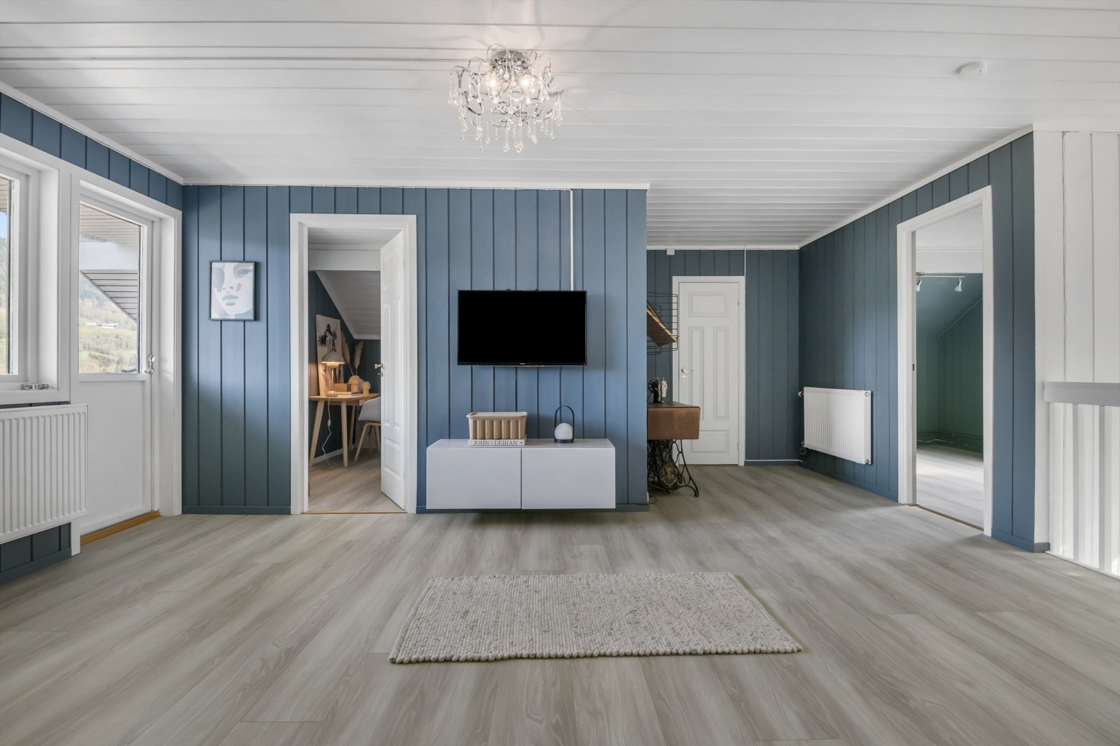 Loftstuen fordeler videre til 2 soverom, toalettrom og bod. Galleribilde