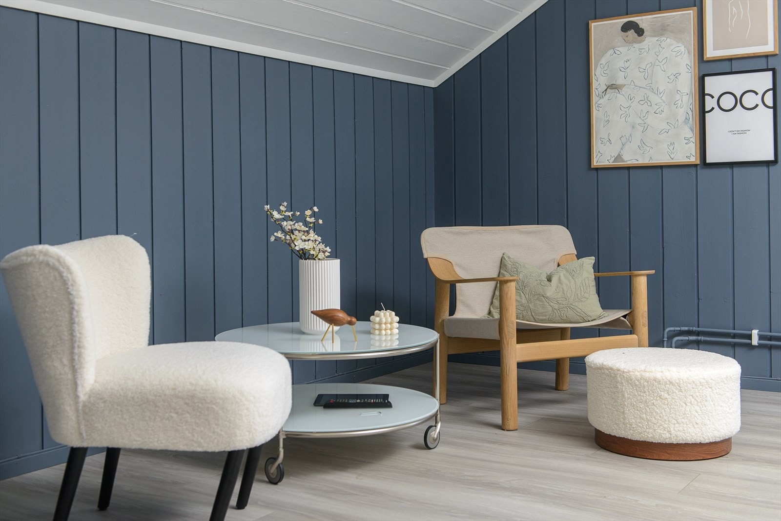 Delikat innredet loftstue med moderne fargevalg. Galleribilde