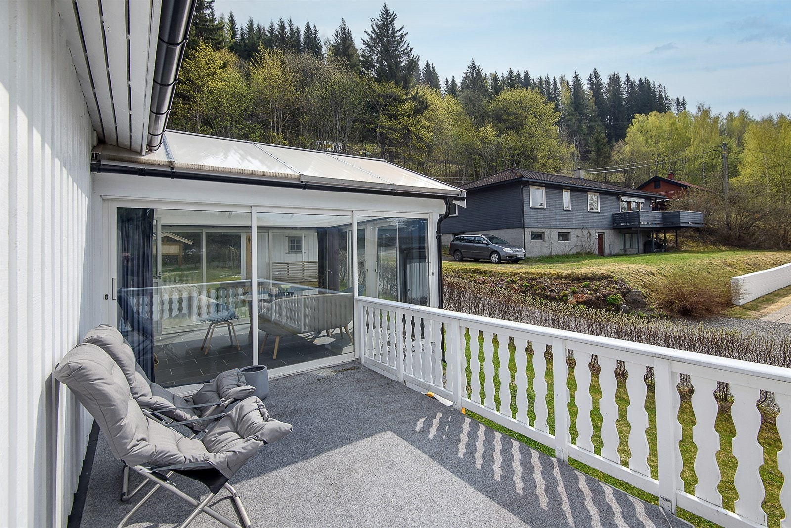 Terrassen går både på vest- og sørsiden av boligen. På del av terrassen mot sør er det også adkomst fra vinterhagen. Galleribilde