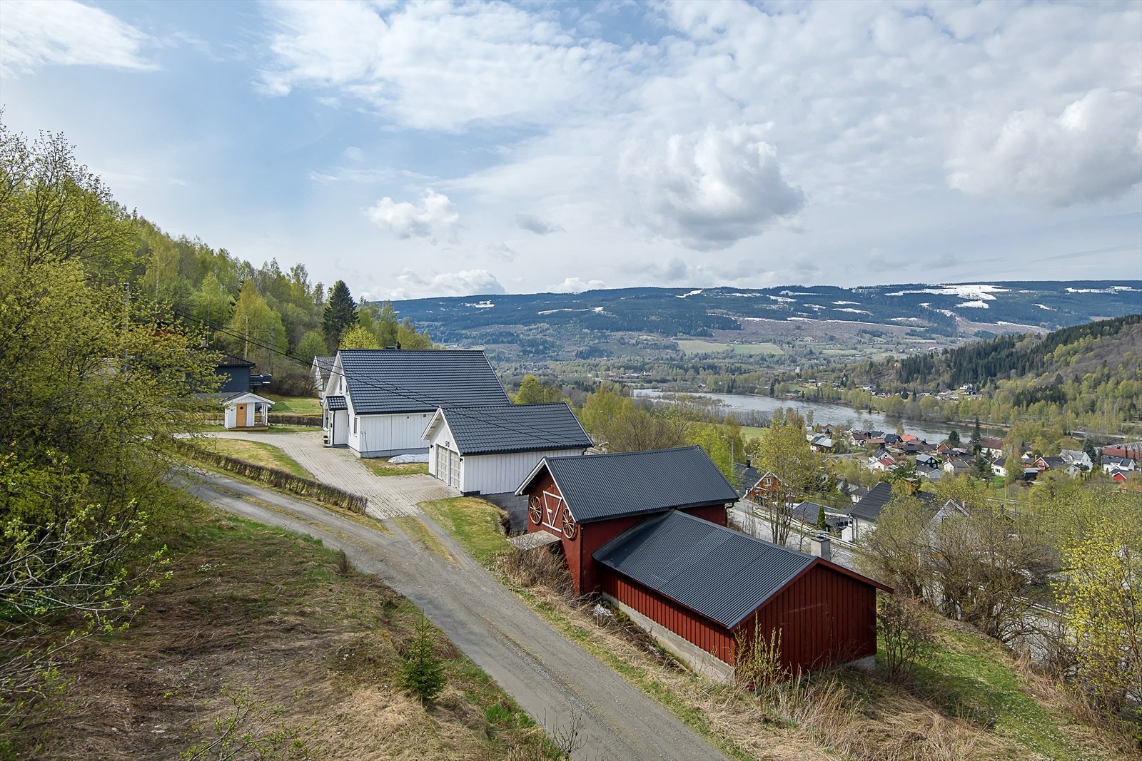 Eiendommen har en meget god beliggenhet på Fåberg, nord for Lillehammer, med lang solgang og nydelig utsikt. Galleribilde