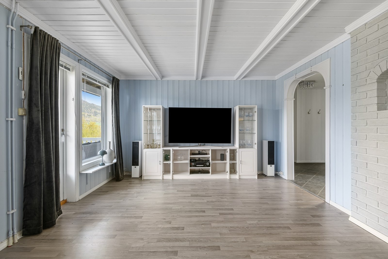 Det er vannbåren varme i gulvet på stuen, noe som gir en jevn og behagelig temperatur. Galleribilde