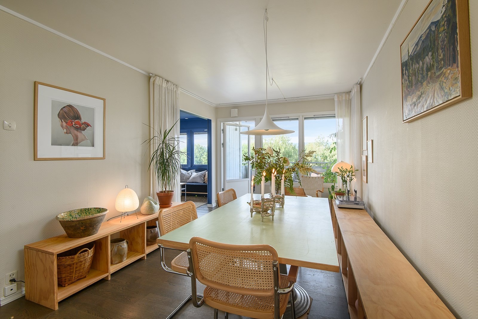 Stue er malt i lyse farger og har gode vindusflater slipper inn rikelig med dagslys Galleribilde