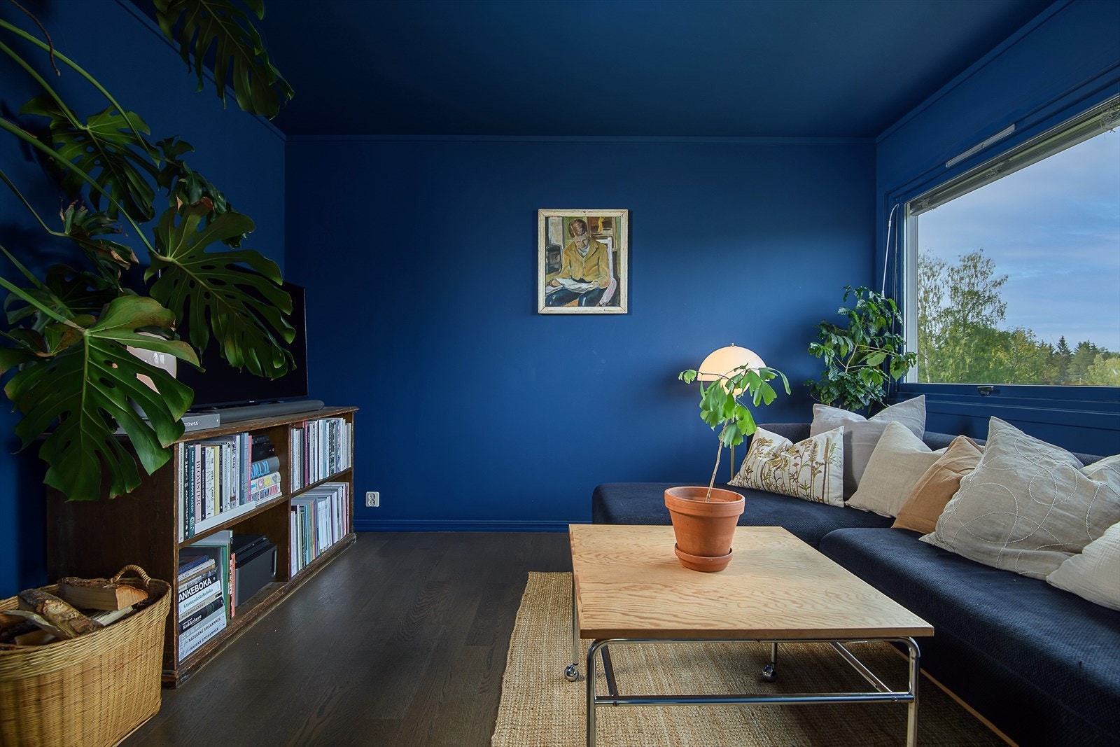 Romslig stue med muligheter for sofagruppe Galleribilde