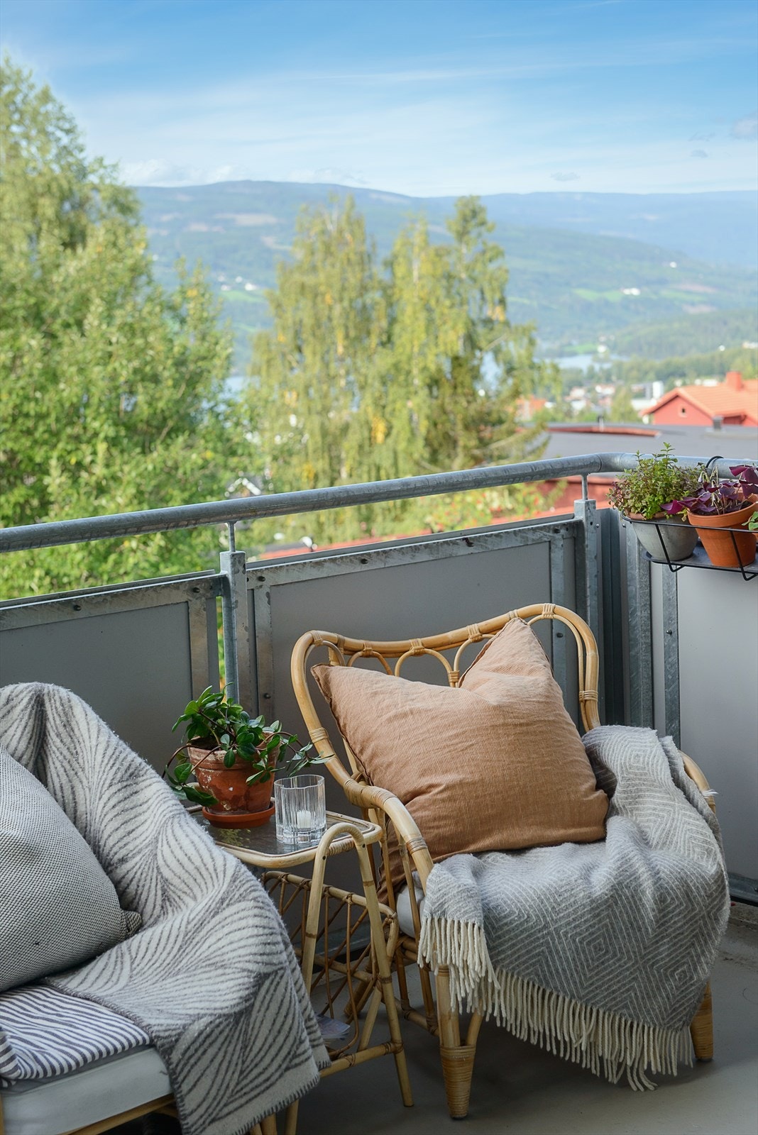 Plass til sittegruppe hvor flott utsikt og god solgang kan nytes Galleribilde
