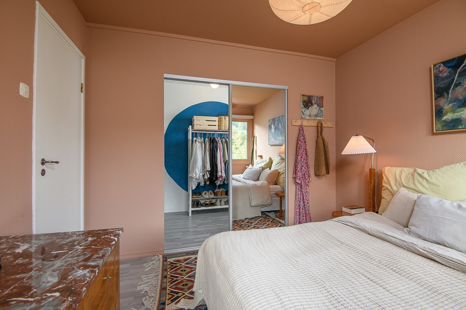 Hovedsoverom har walkin-closet Galleribilde