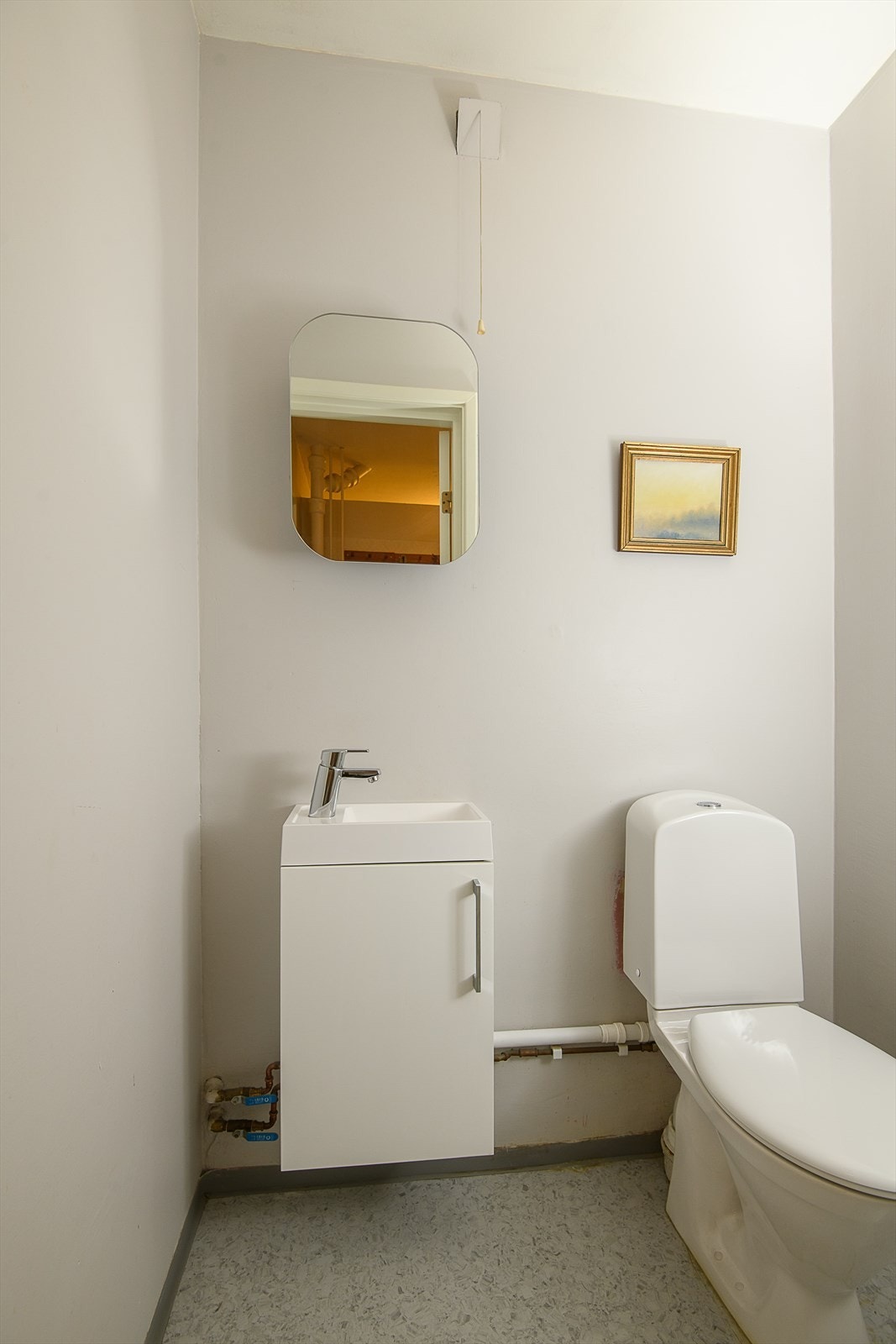 Separat toalettrom med wc og servant Galleribilde