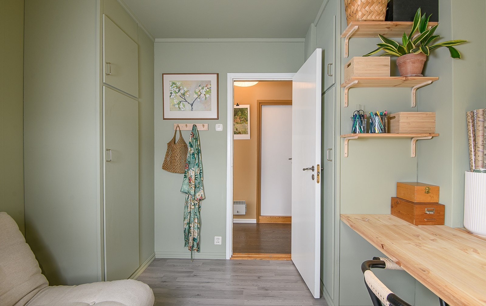 Det er plassbygd garderobe på rommet Galleribilde
