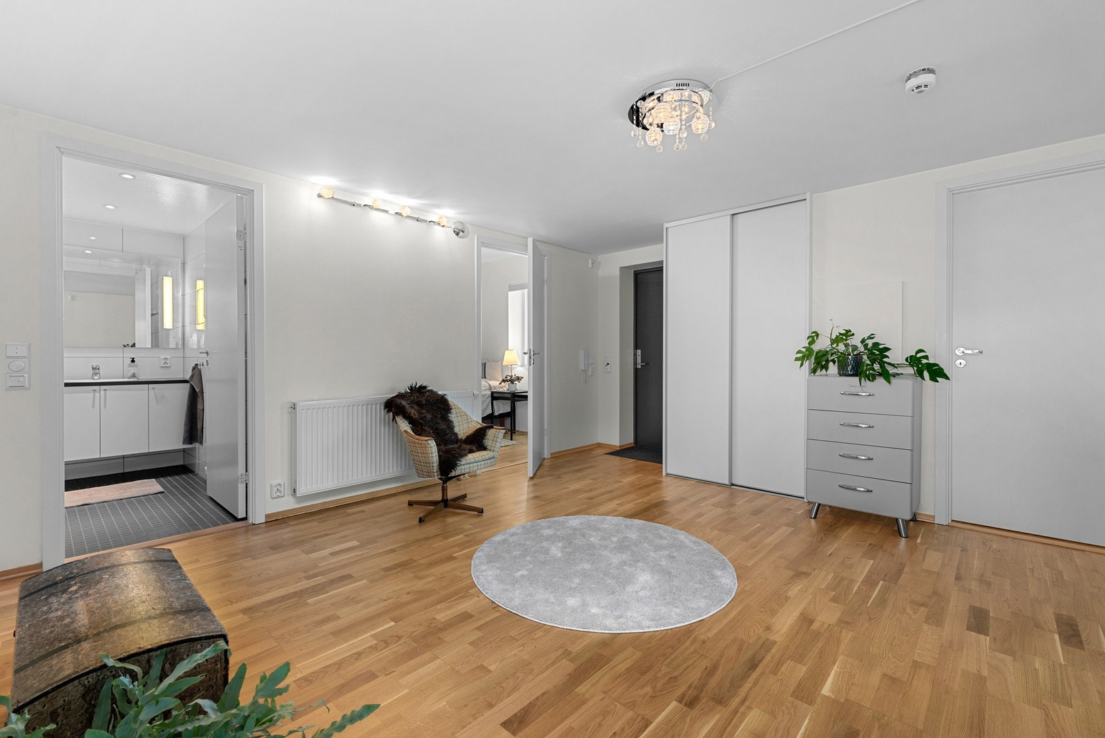 Stor og romslig gang med god plass til yttertøy og inngang til innvendig bod Galleribilde