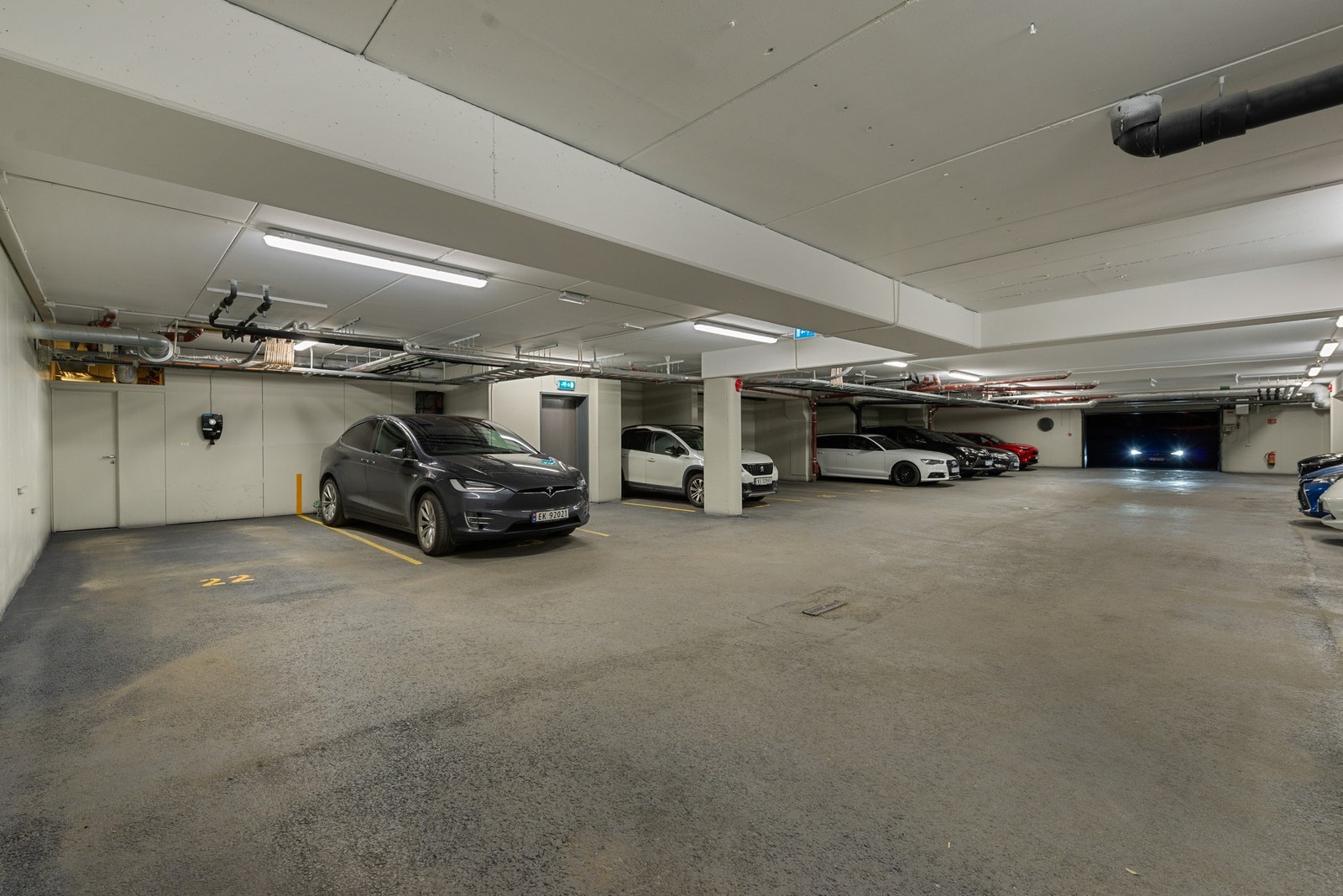 Med leiligheten følger fast p-plass i felles oppvarmet p-kjeller. Her er det også montert El-bil lader. Fra parkeringsplass er det kort avstand til både heis og kjellerbod Galleribilde