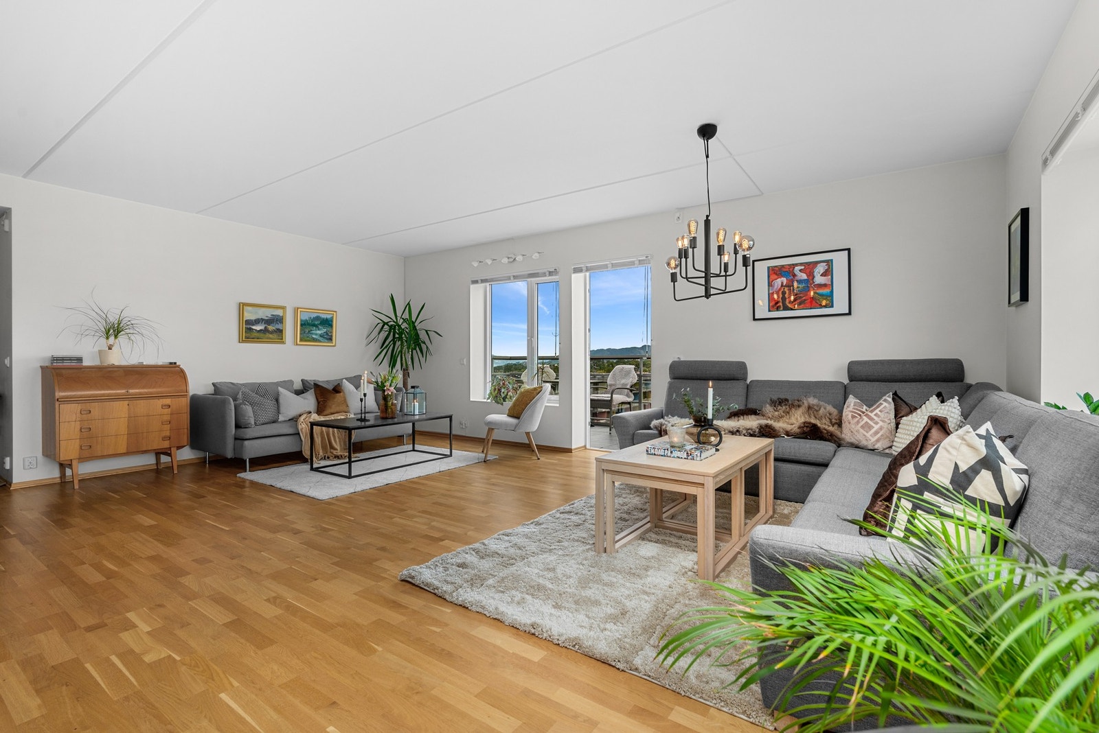 Stuen er på hele 34 kvm og har god plass til flere sittegrupper Galleribilde