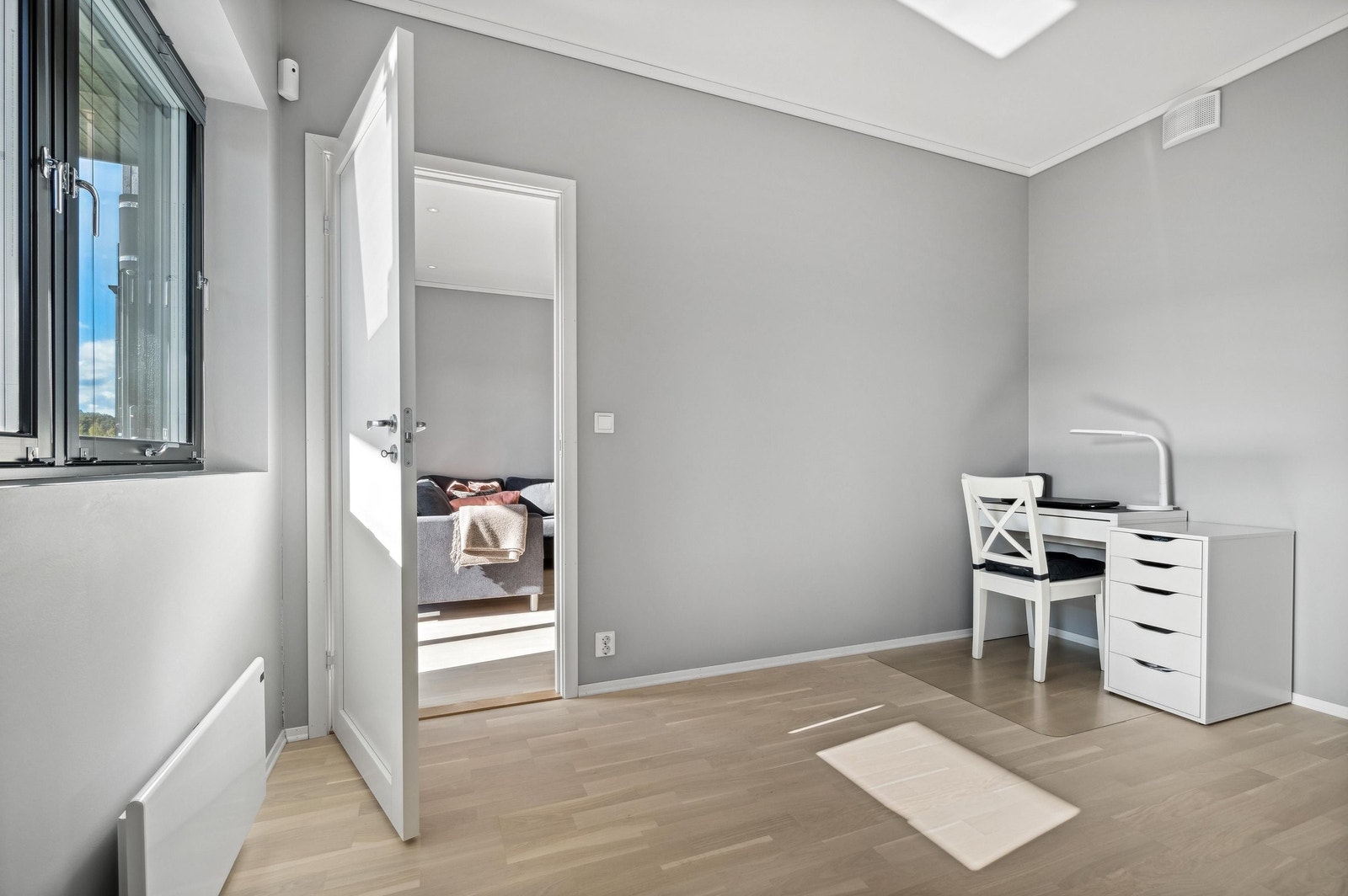Soverom 1 med god plass til dobbeltseng og klesskap Galleribilde