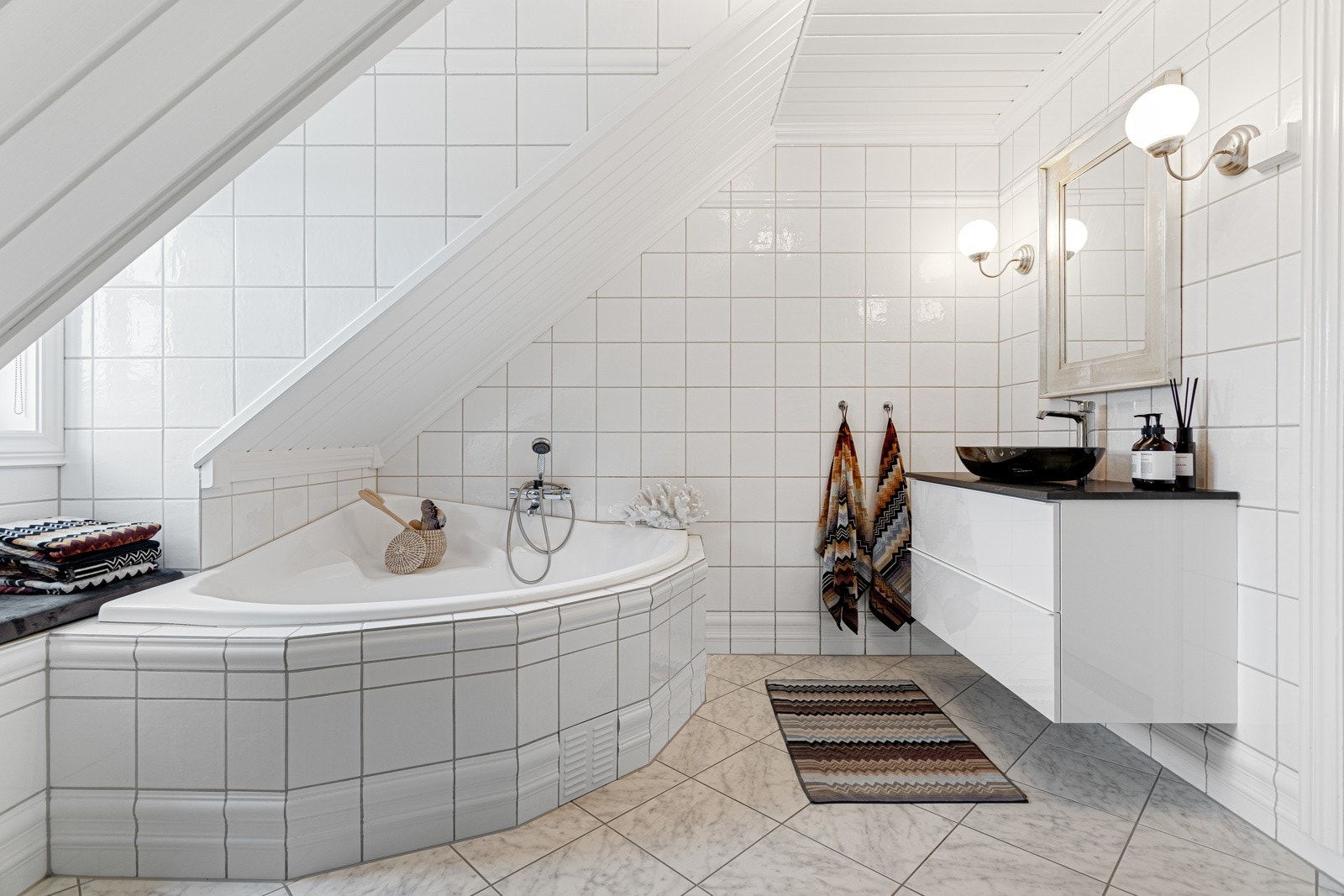 Bad/WC med badekar - Tidløse fliser på gulv og vegg Galleribilde