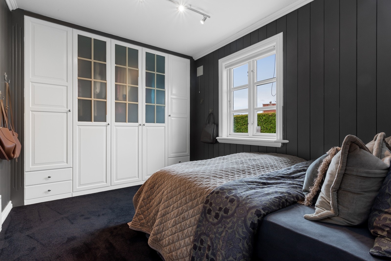 Soverom I i hovedetasje - Godt med garderobe, og deilig teppe på gulv. Galleribilde