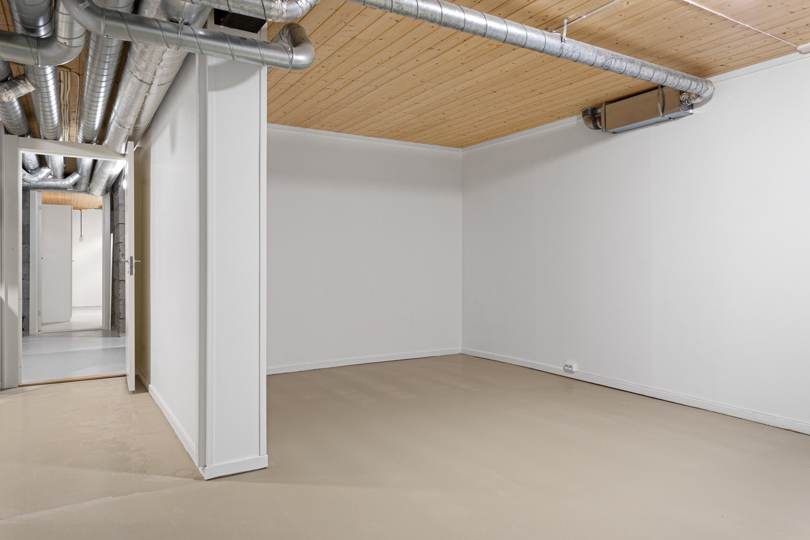 Det er lagt opp ventilasjonsanlegg i kjelleren for godt inneklima Galleribilde