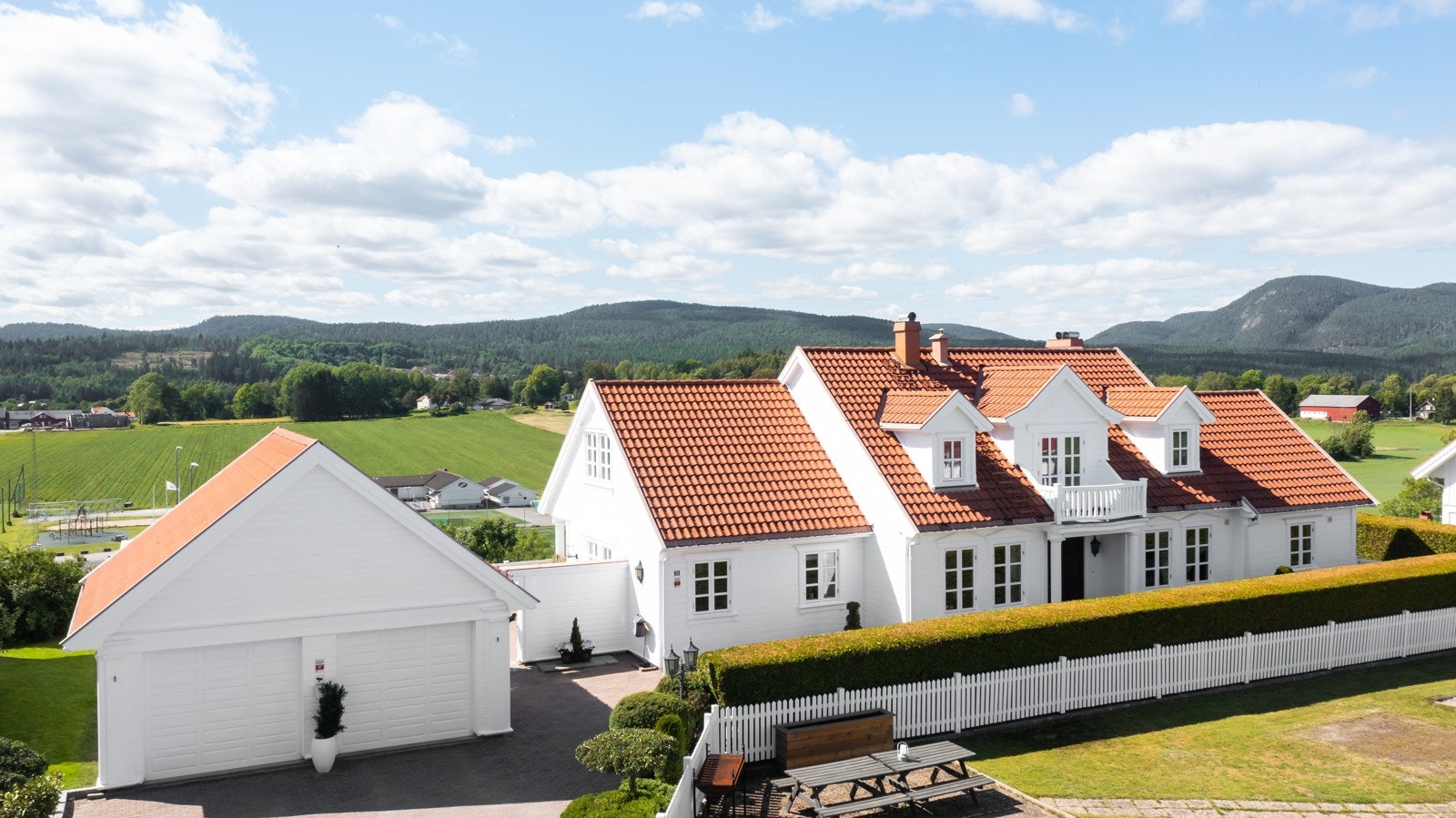 lekeplass i front av boligen - Perfekt for de med barn eller barnebarn. Galleribilde