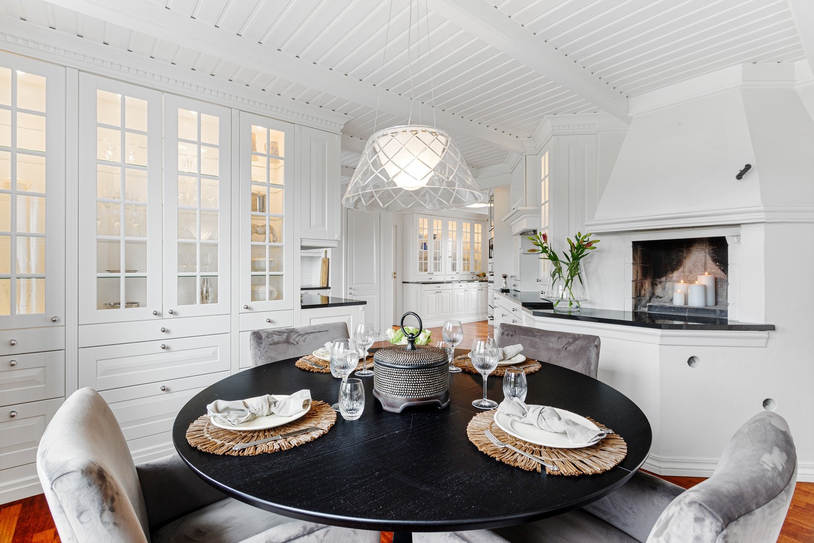 Godt med lagringsplass i stor innredning Galleribilde