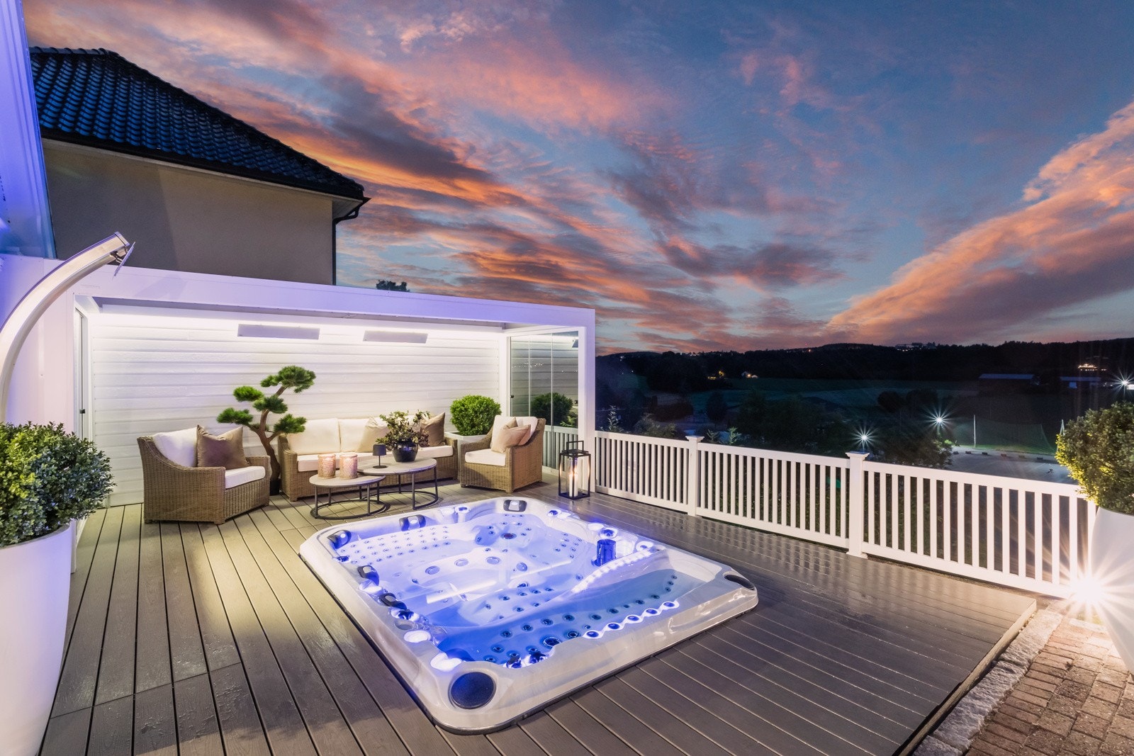 Eksklusivt område med nedfelt boblekar, utedusj, pergola med screens og varmelamper. Er område som forlenger sommeren, og gir det lille ekstra. Galleribilde